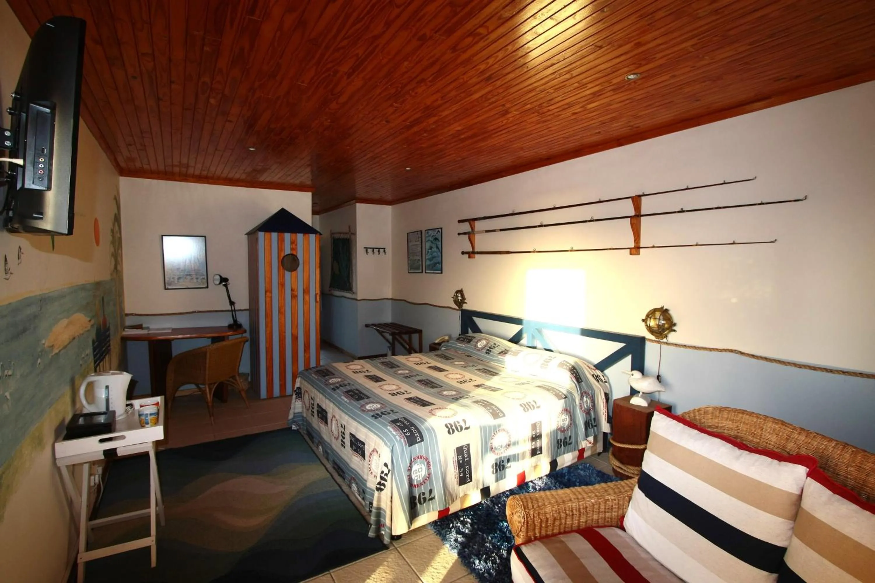 Photo of the whole room, Bed in Lagoon Lodge