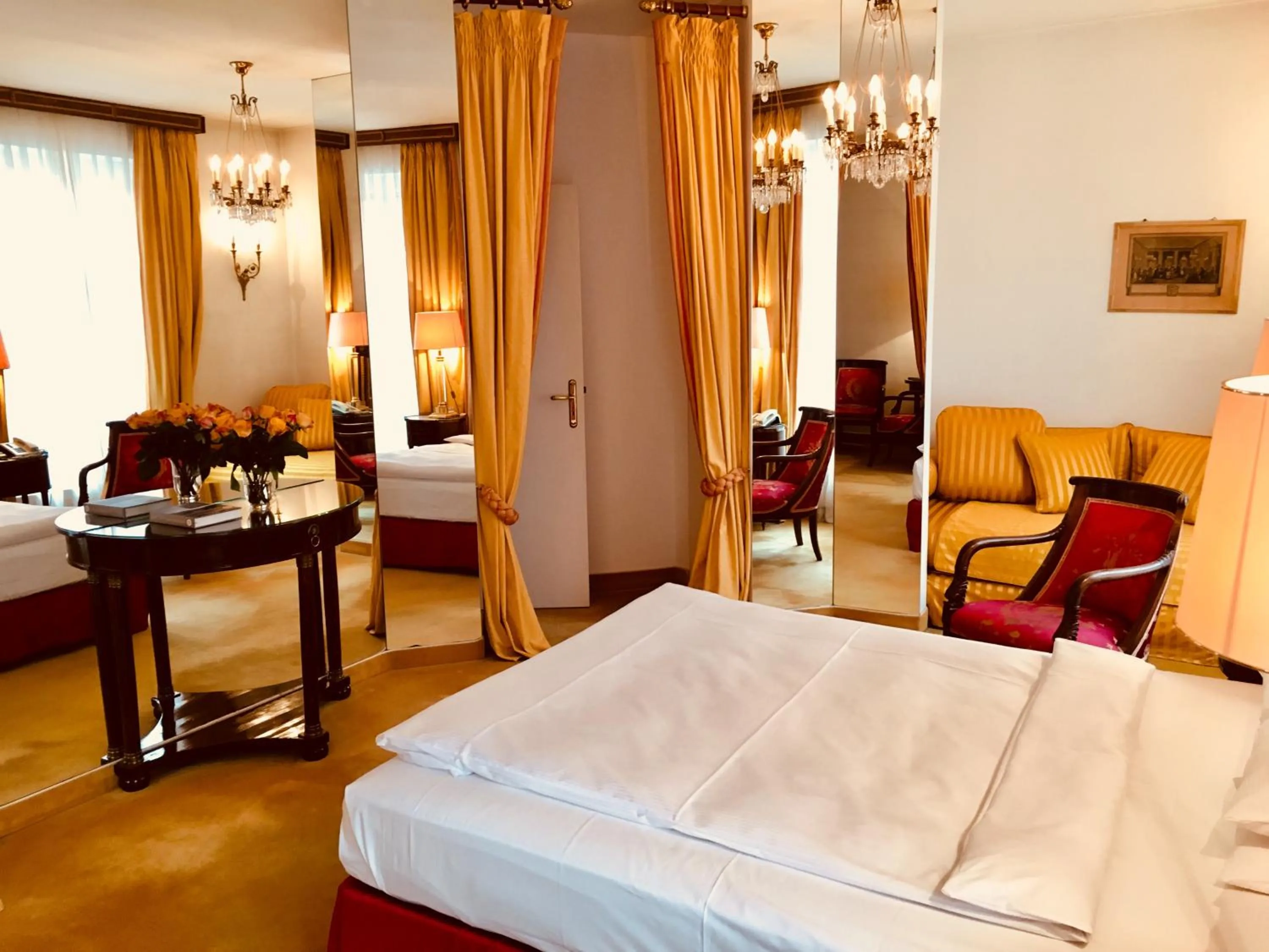 Photo of the whole room, Bed in Hotel Opera