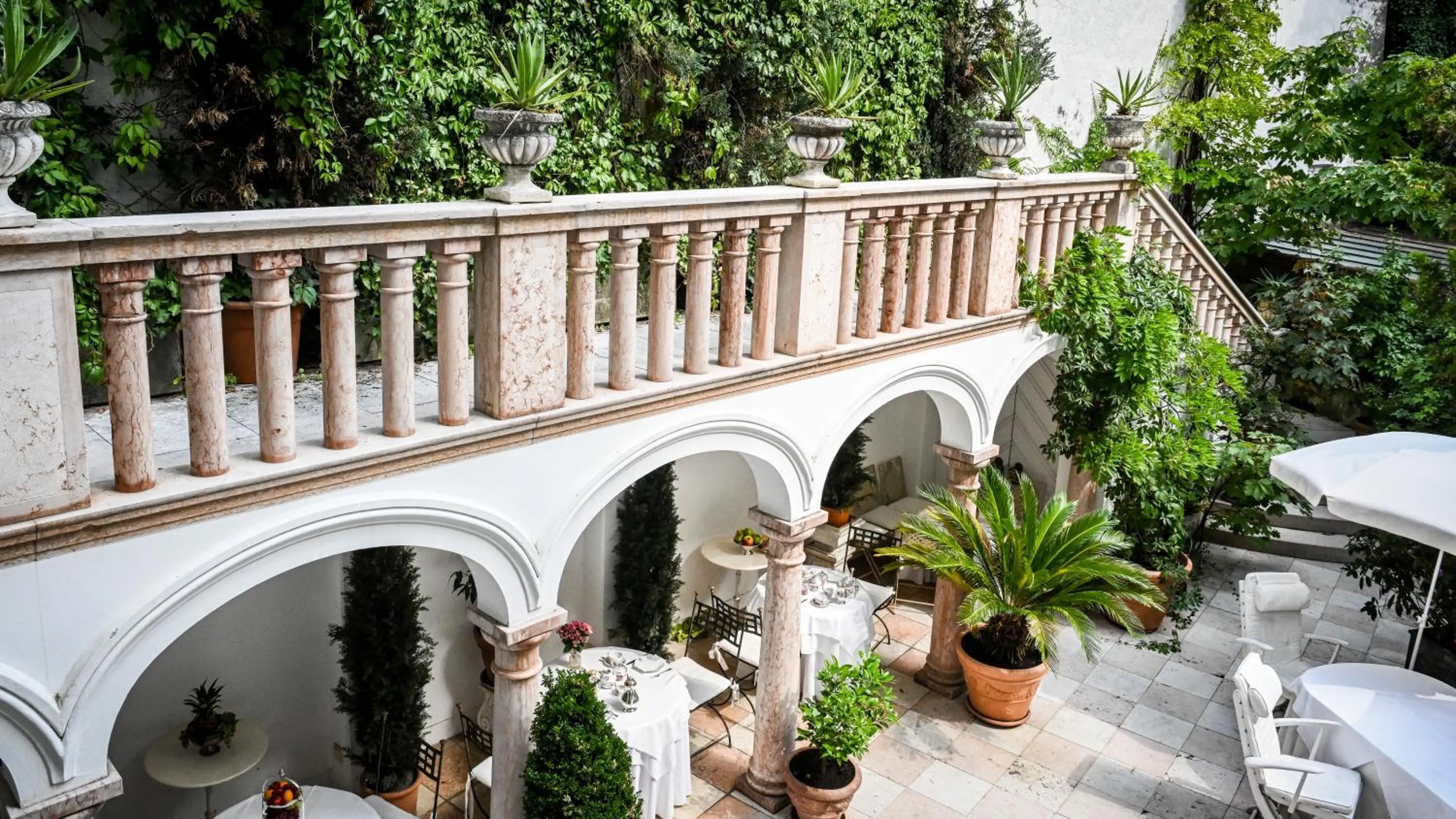 Patio in Hotel Opera