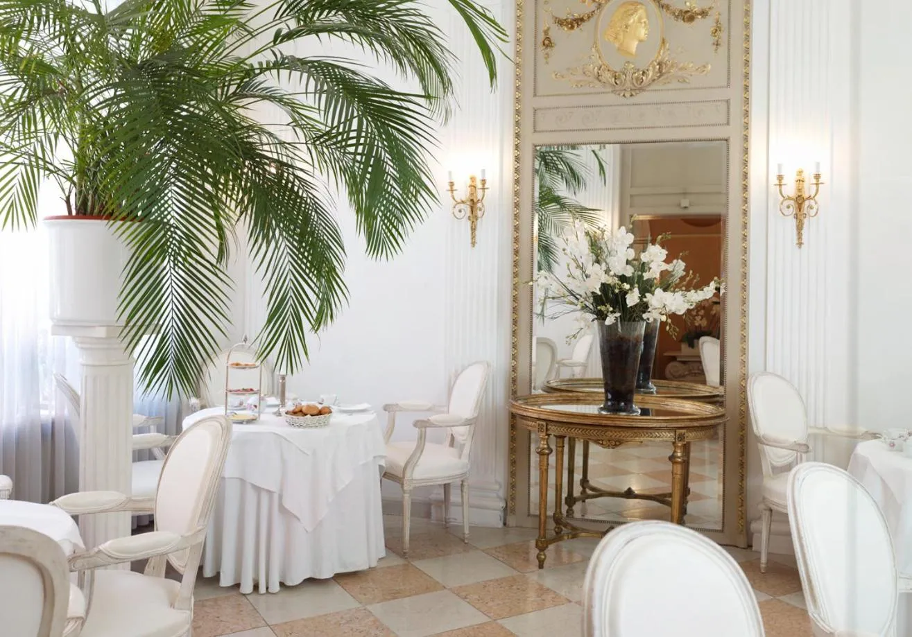 Restaurant/places to eat in Hotel Opera