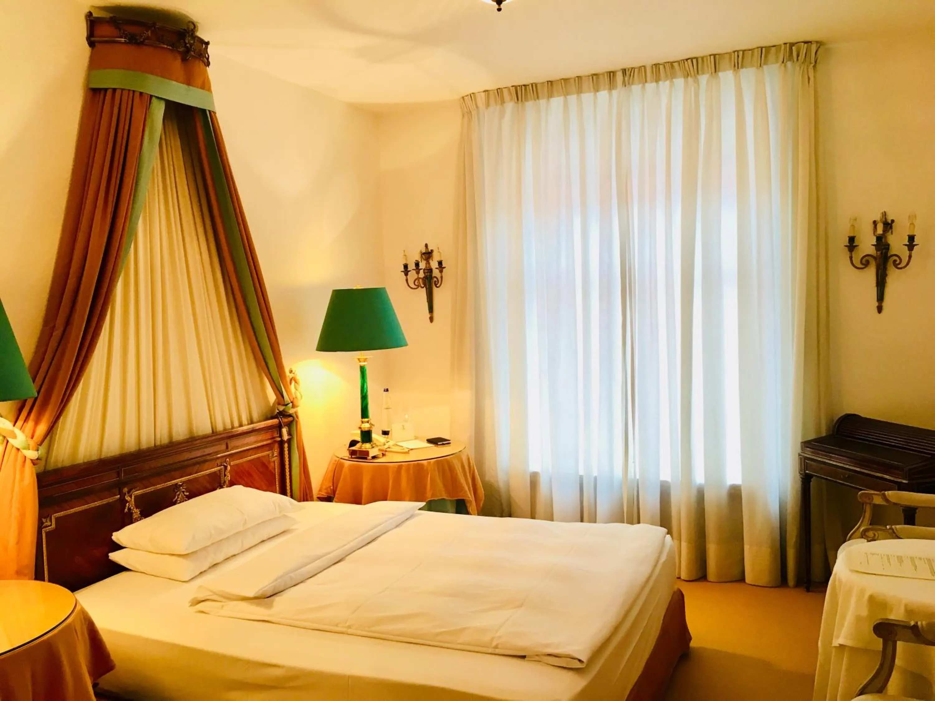 Photo of the whole room, Bed in Hotel Opera