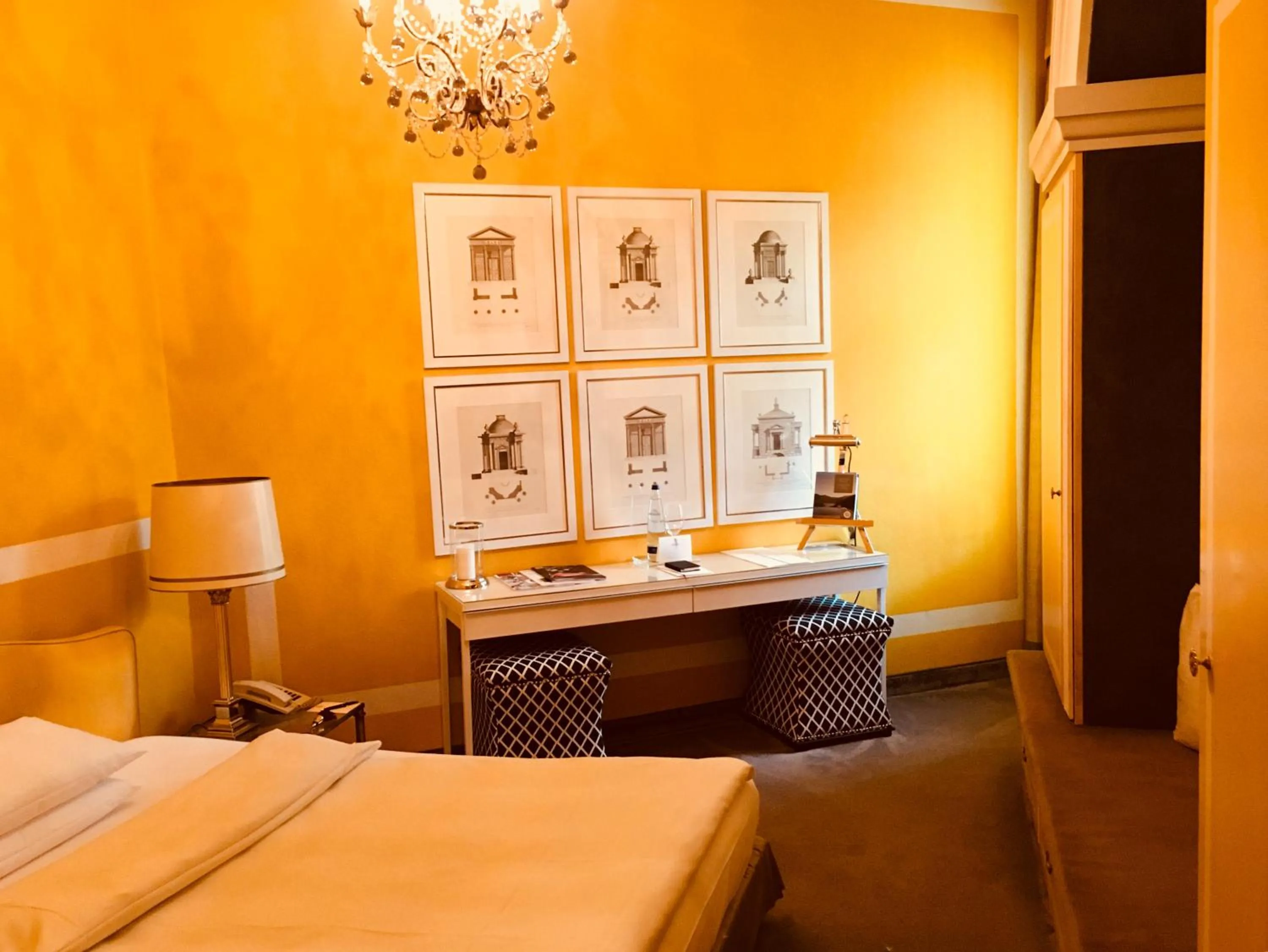 Photo of the whole room, Bed in Hotel Opera