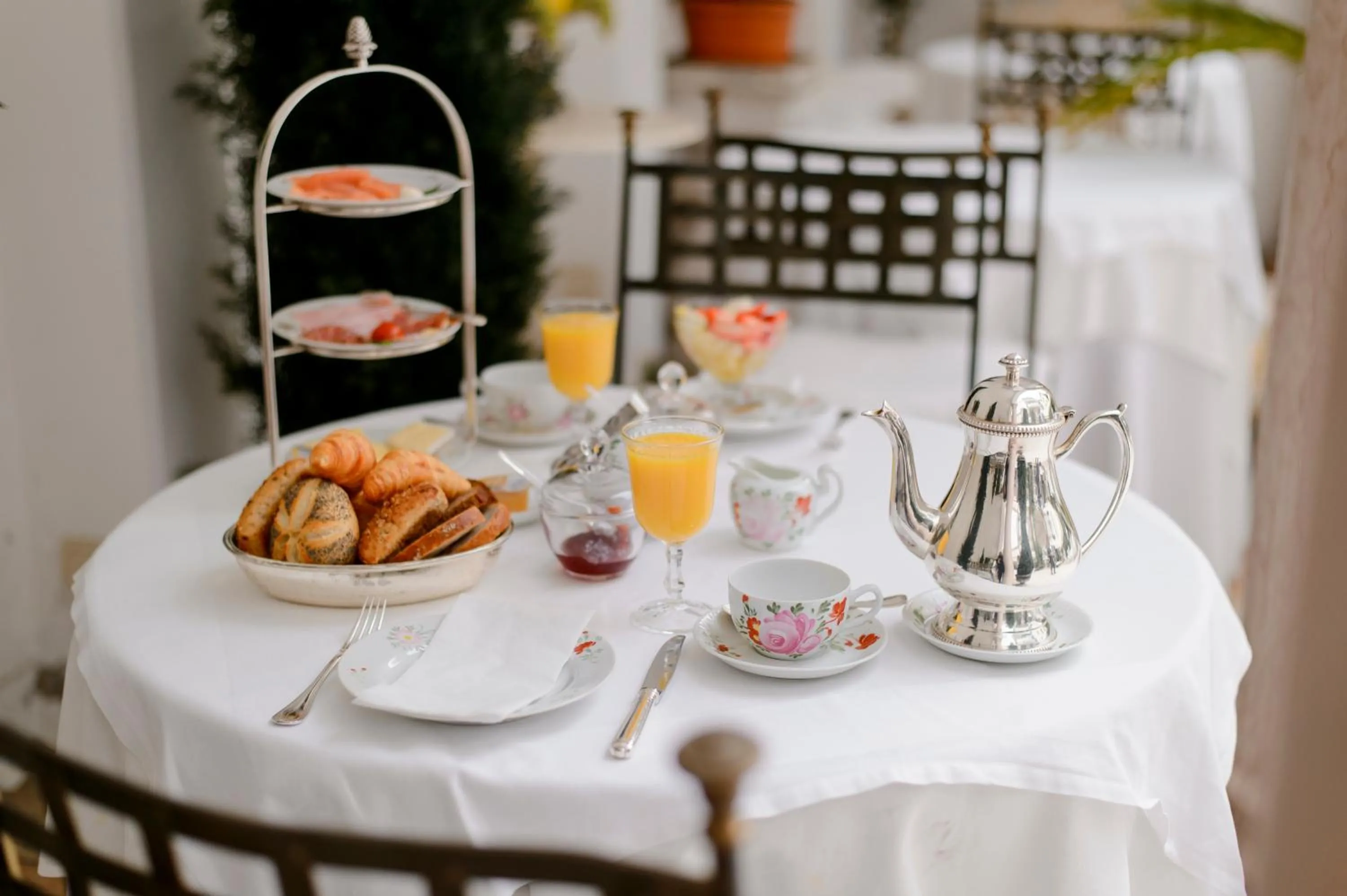 Restaurant/places to eat in Hotel Opera