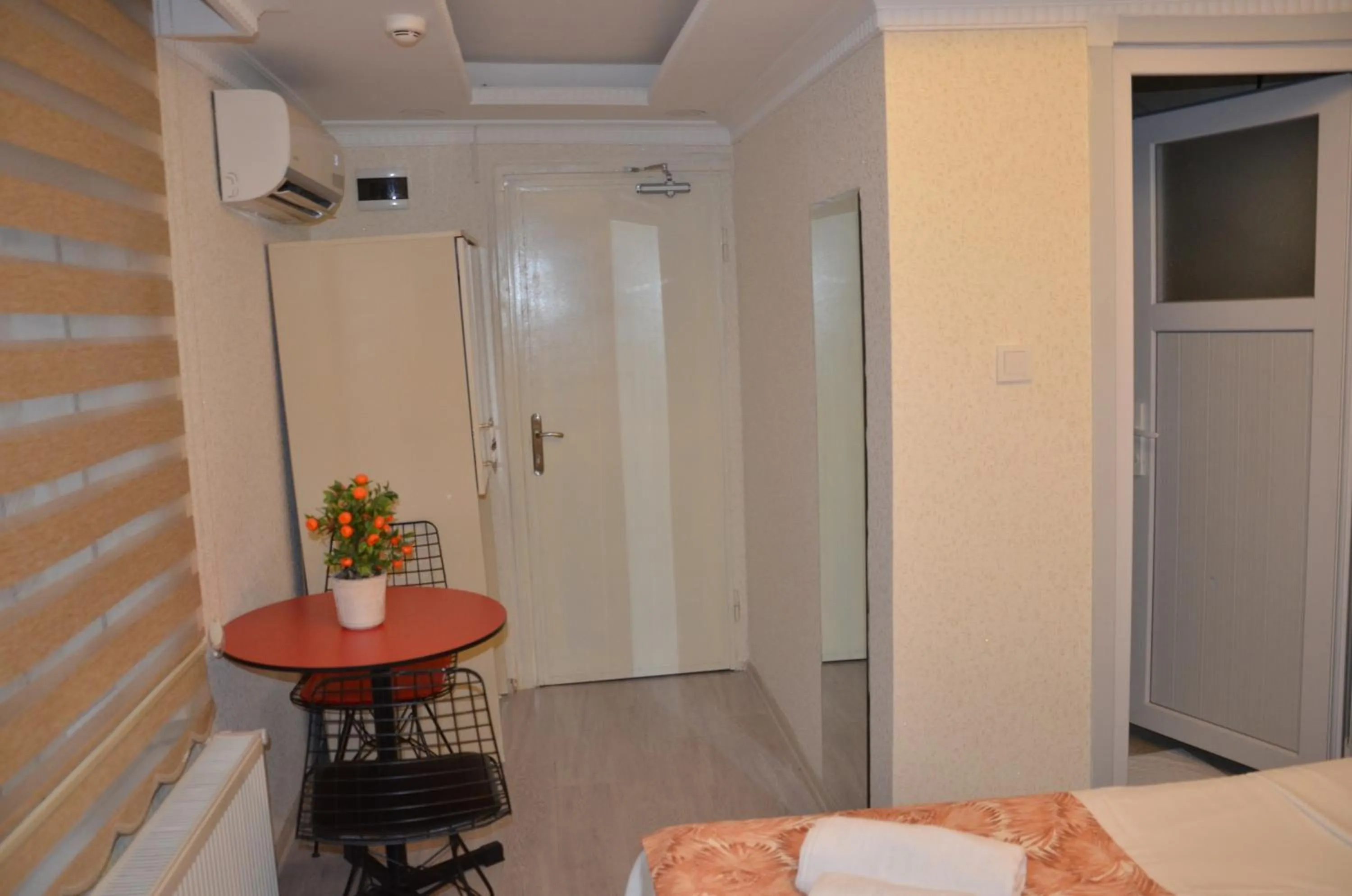 Toilet, TV/Entertainment Center in SULTANAHMET ıŞIL HOTEL