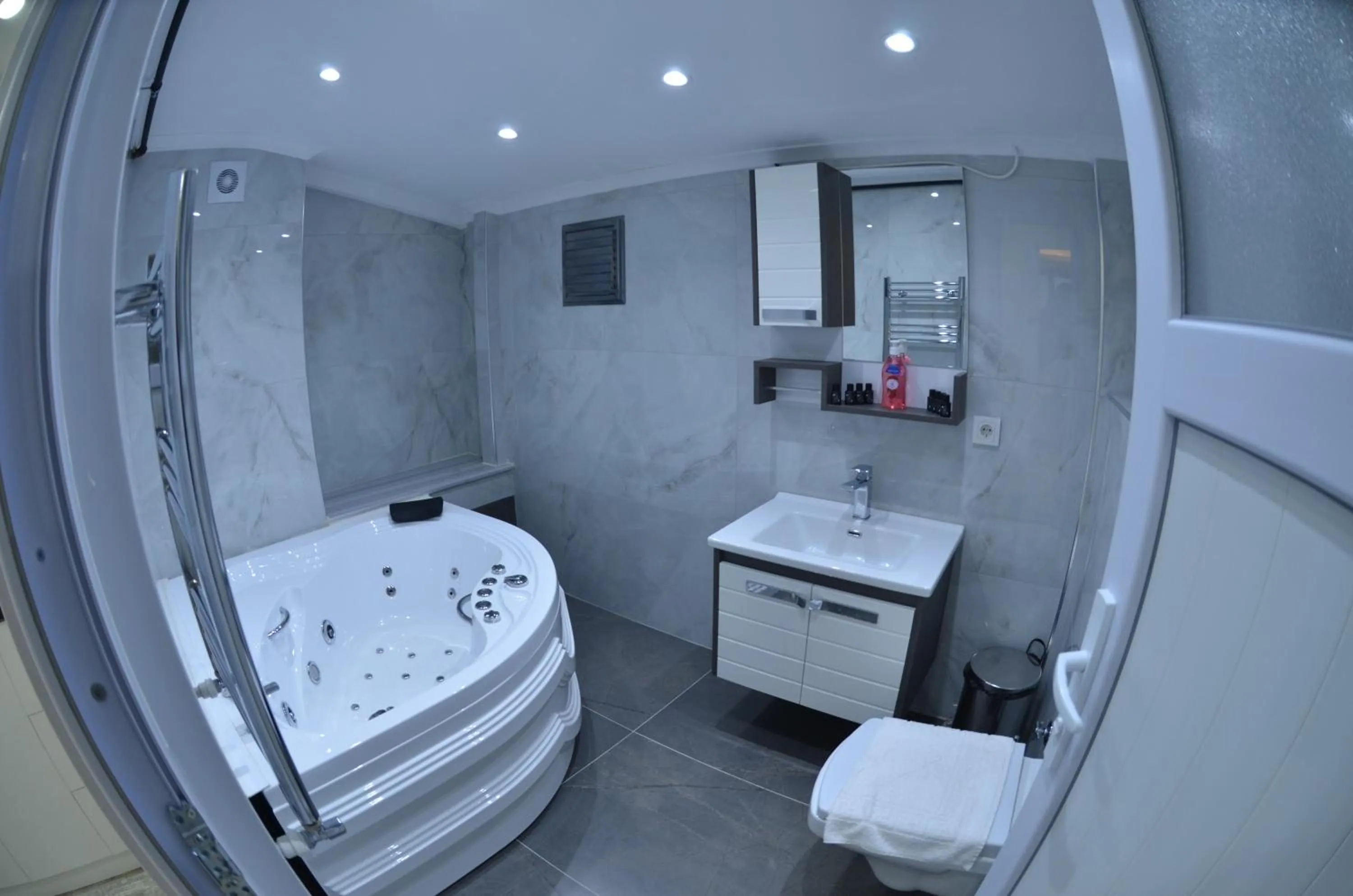 Shower, Bathroom in SULTANAHMET ıŞIL HOTEL