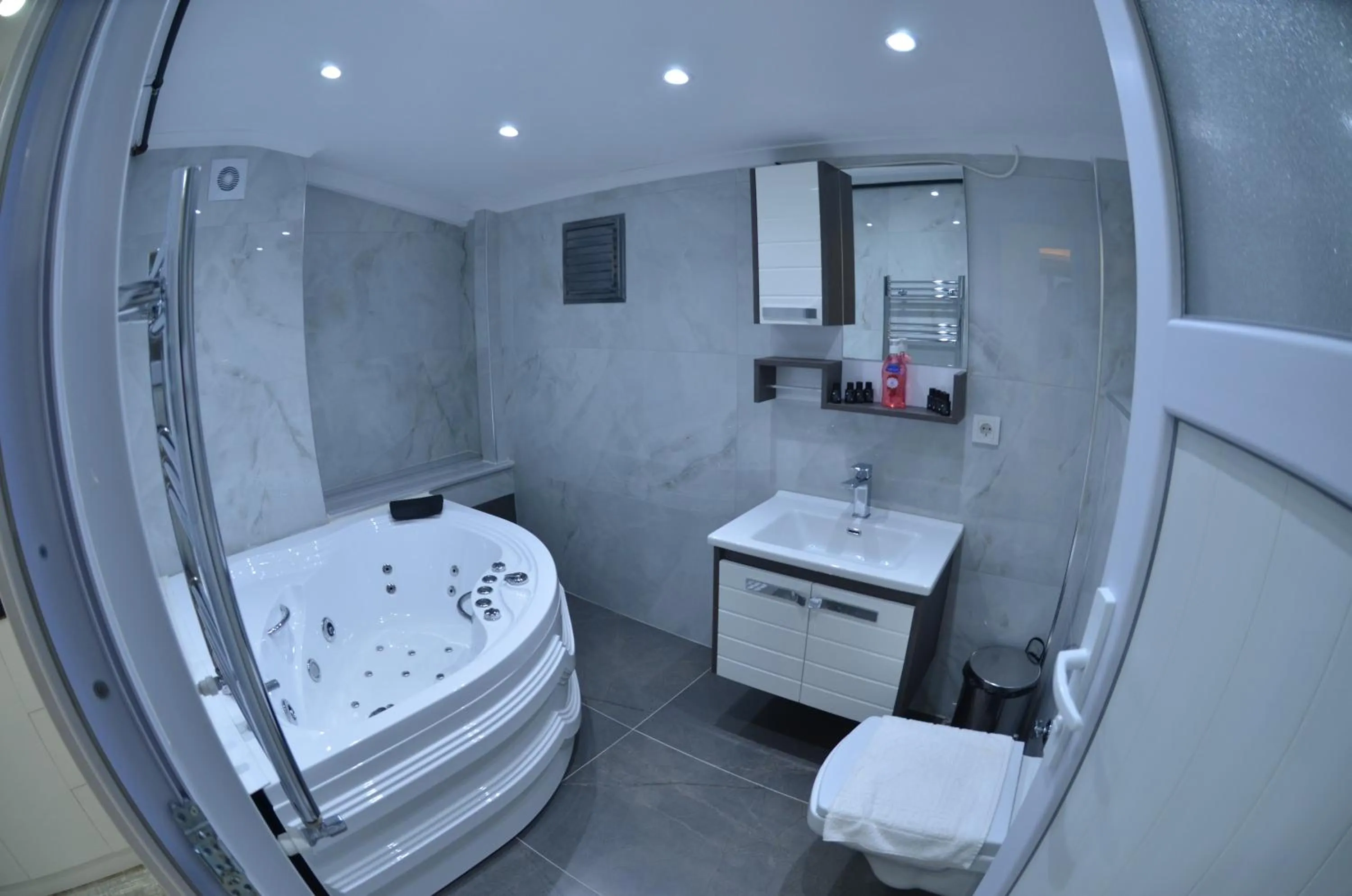 Shower, Bathroom in SULTANAHMET ıŞIL HOTEL