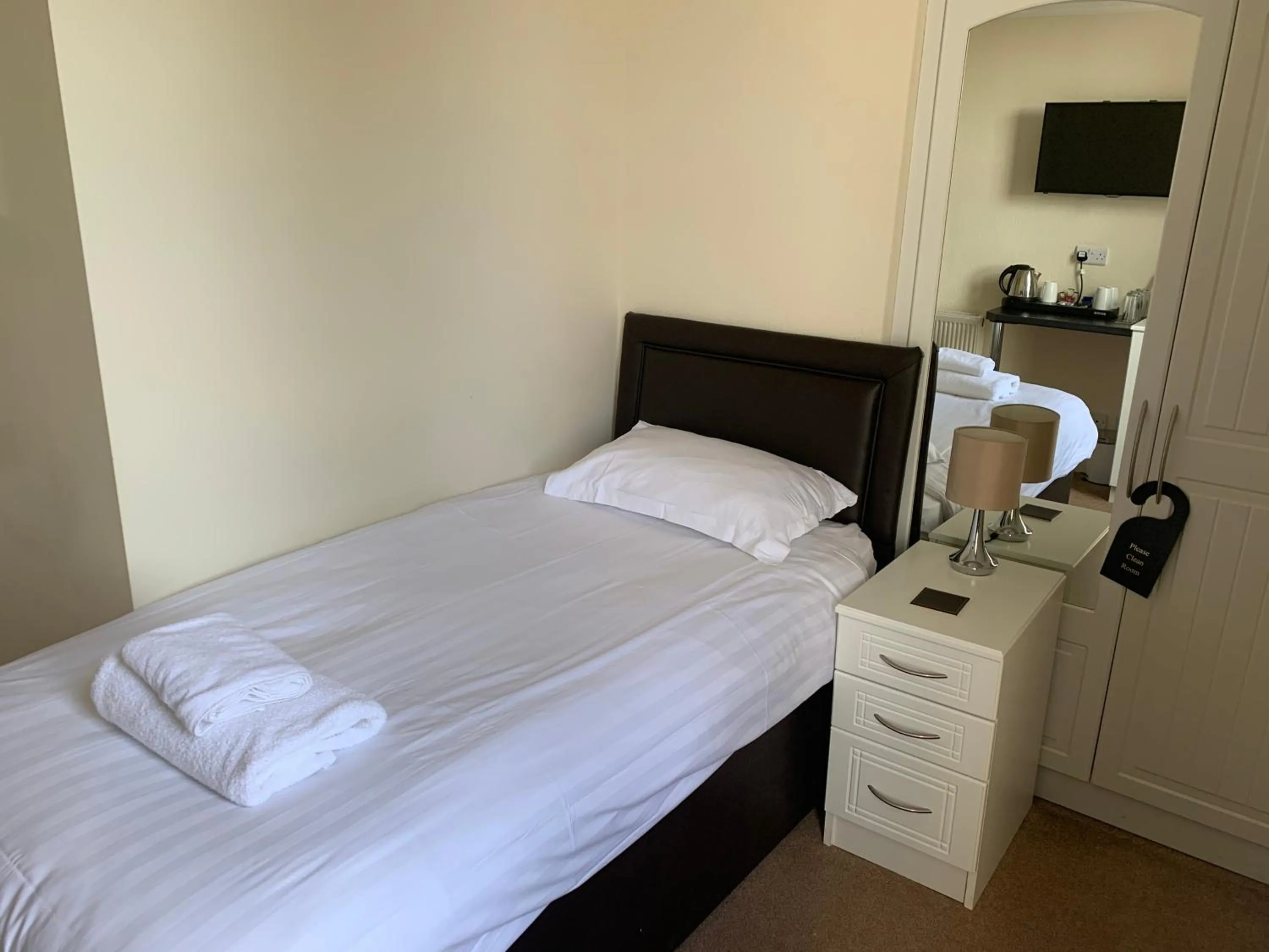 Bedroom, Bed in The Lawns Guest House