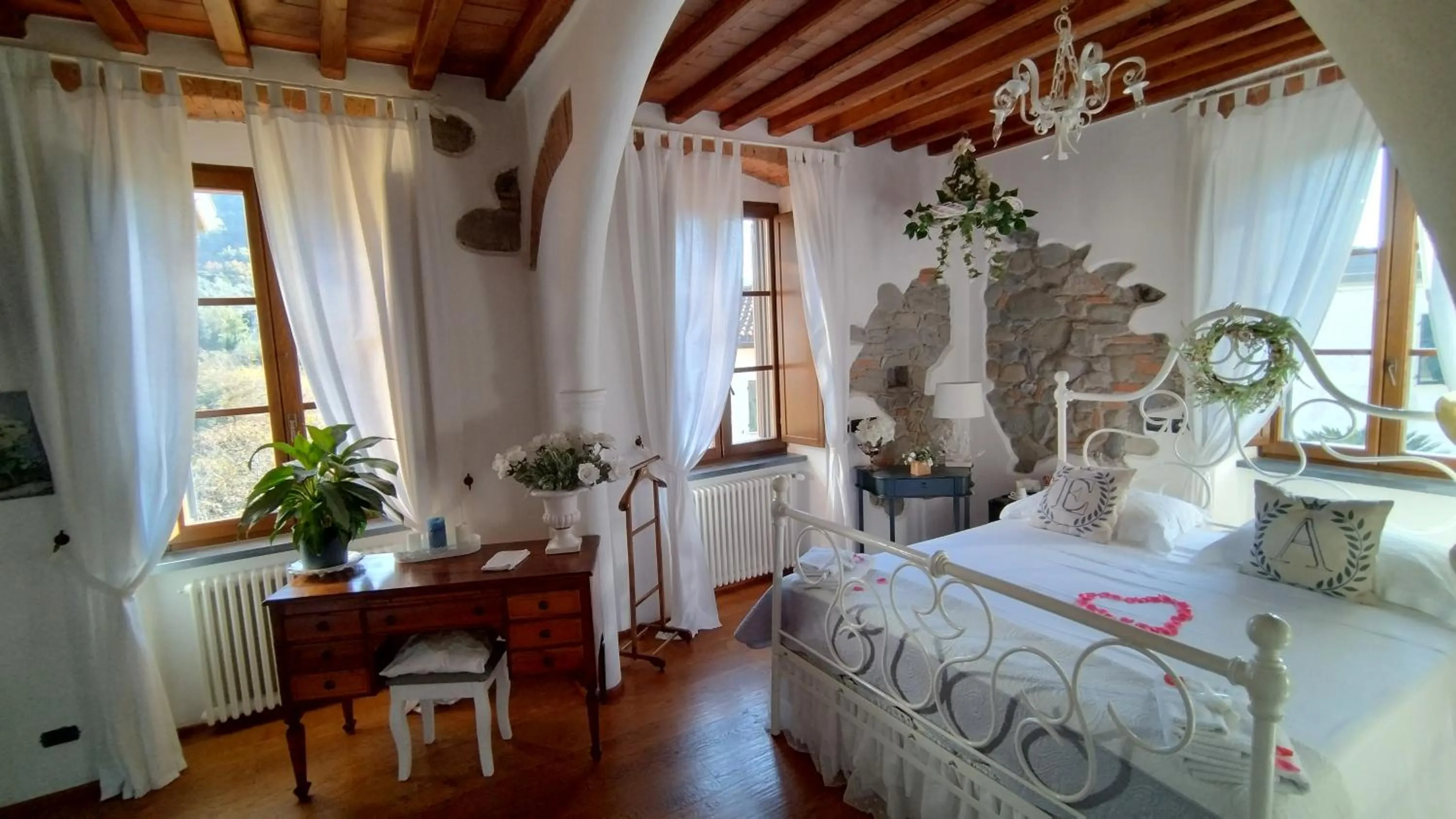 Bed in jasmine cottage