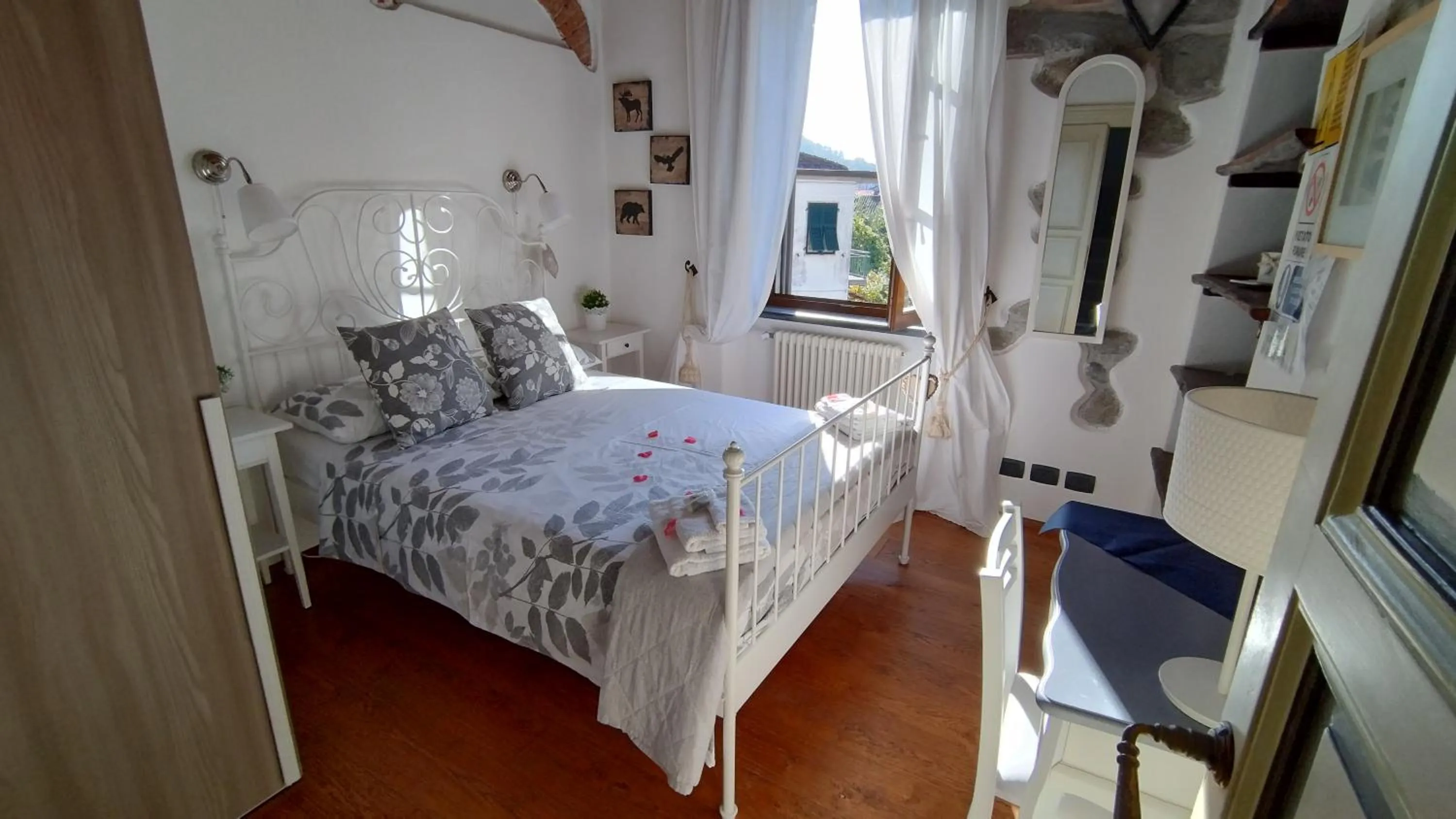 Bed in jasmine cottage