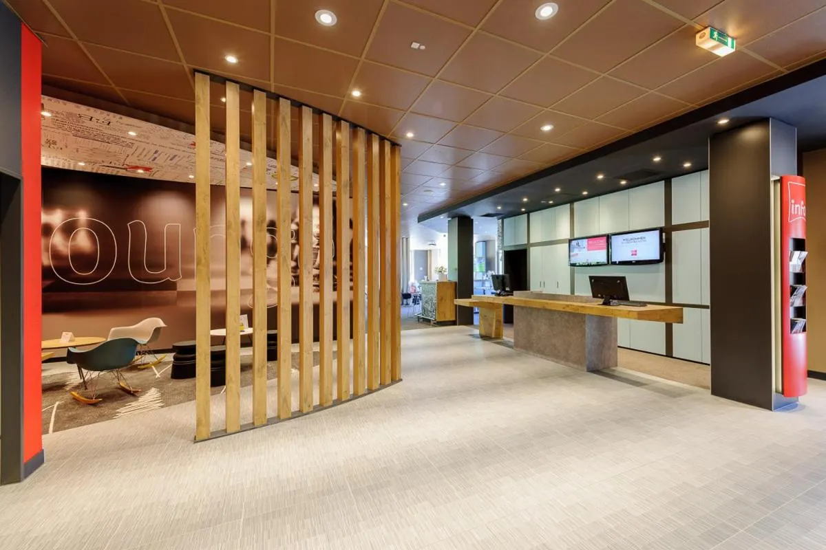Lobby or reception in ibis Augsburg Koenigsplatz