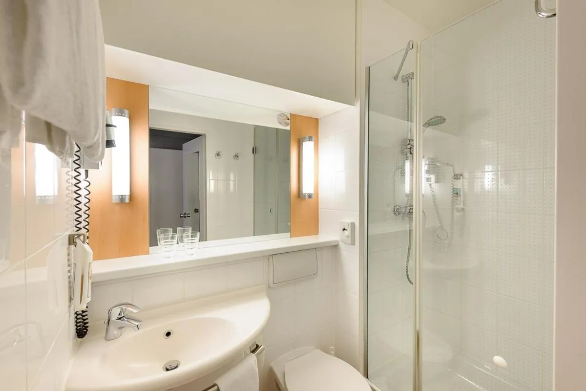 Bathroom in ibis Augsburg Koenigsplatz