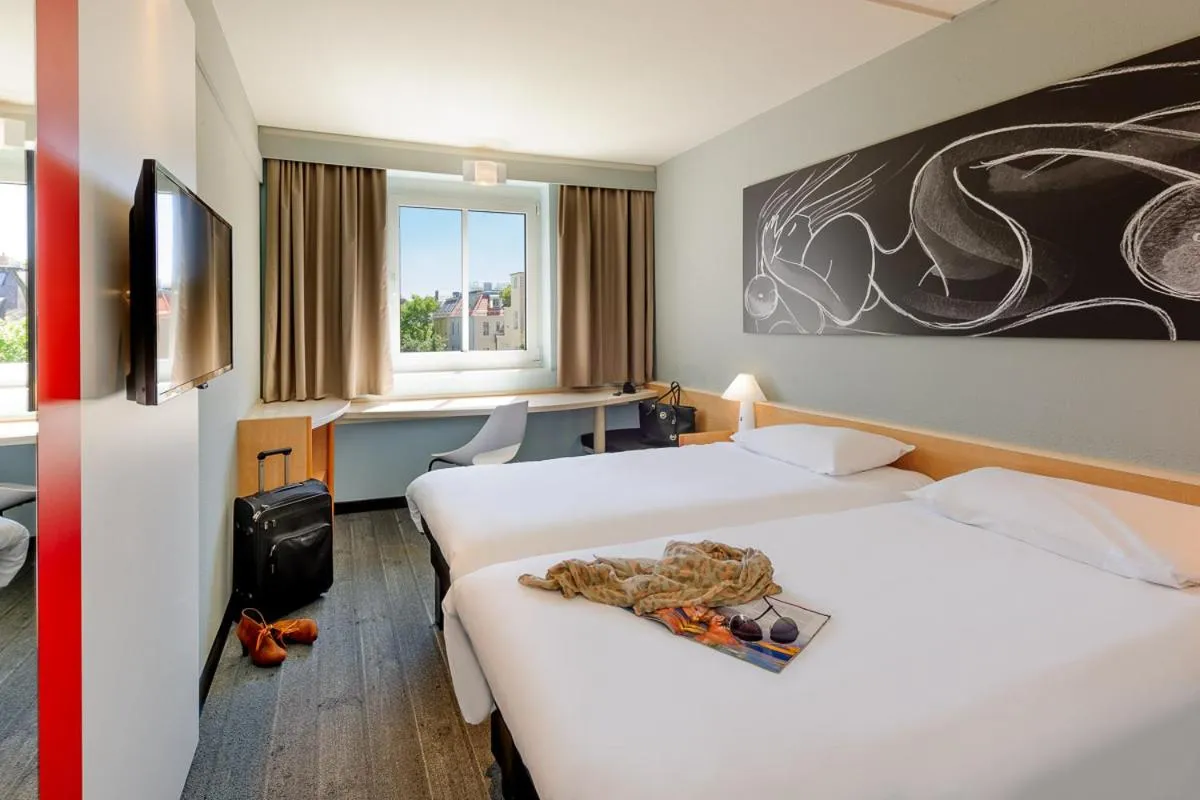 Day, Bed in ibis Augsburg Koenigsplatz