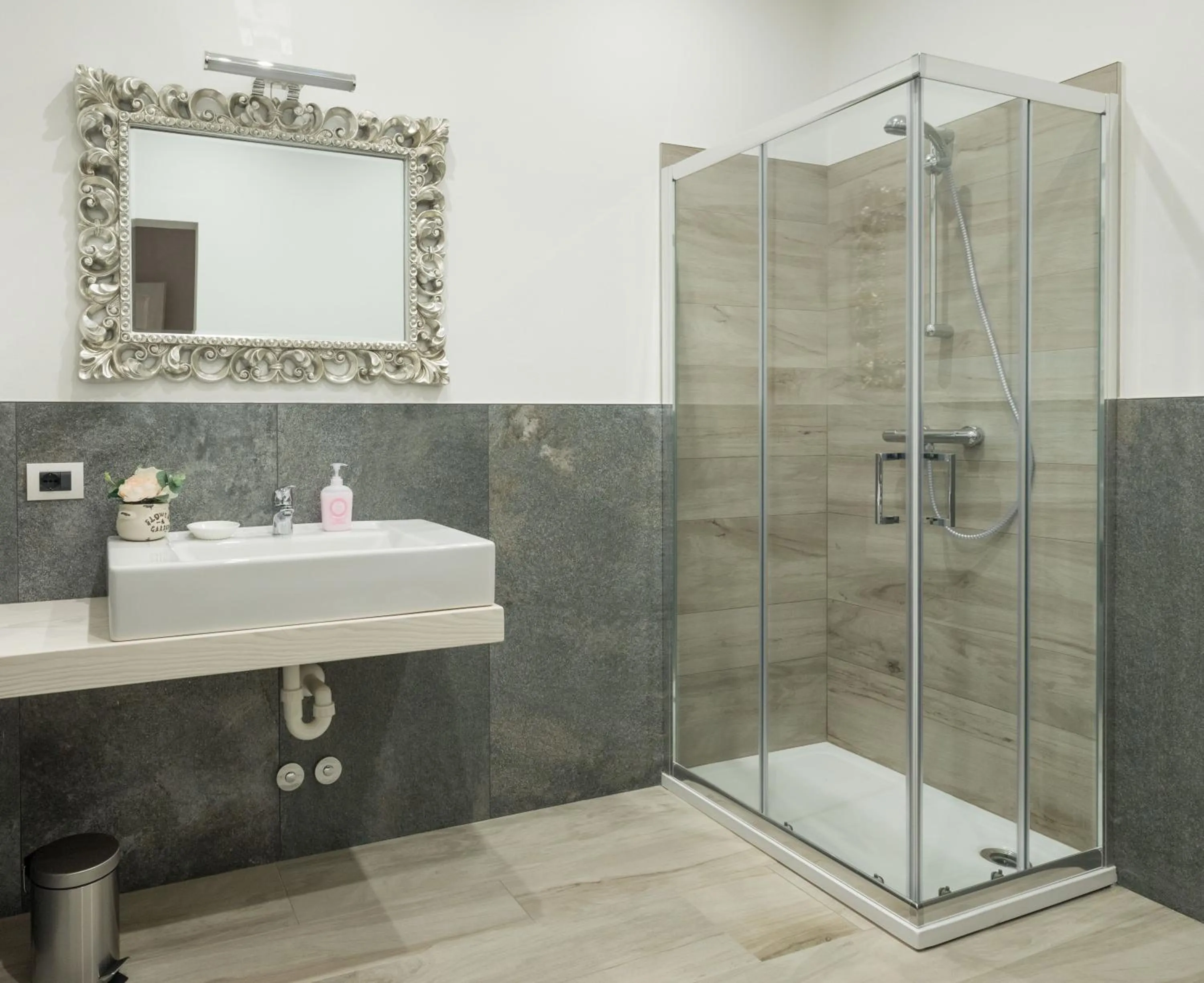 Shower in Residenza Conca Verde B&B la Suite