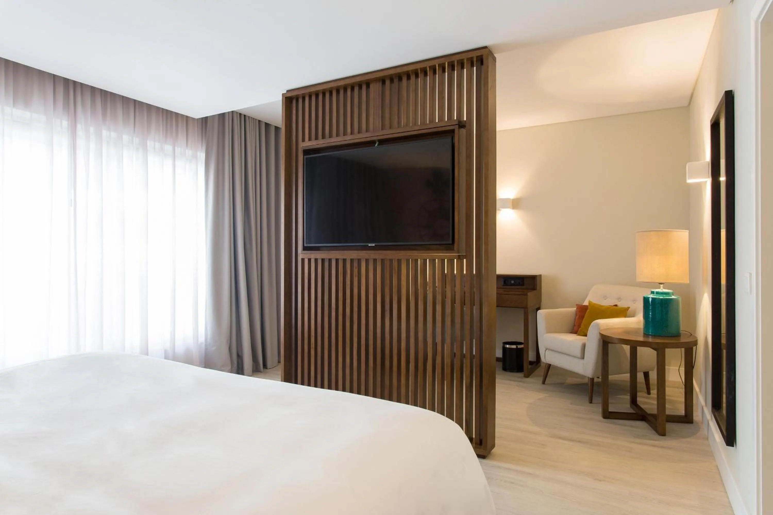 Photo of the whole room, Bed in Four Points by Sheraton Sesimbra