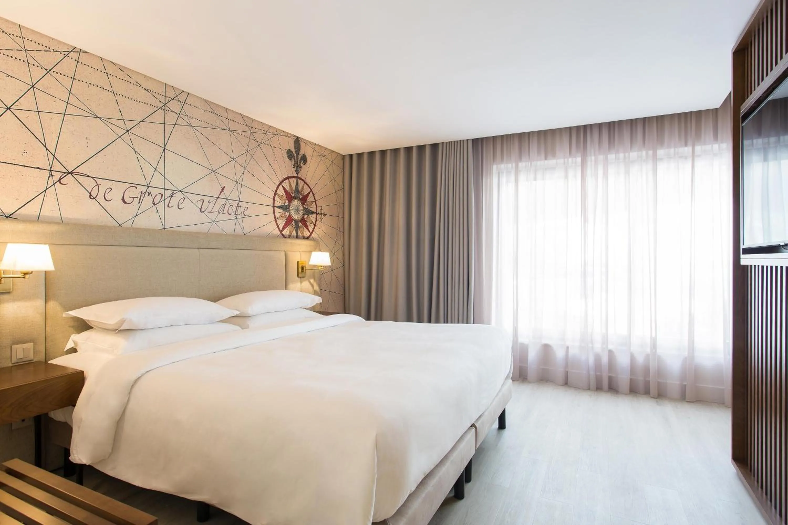 Photo of the whole room, Bed in Four Points by Sheraton Sesimbra