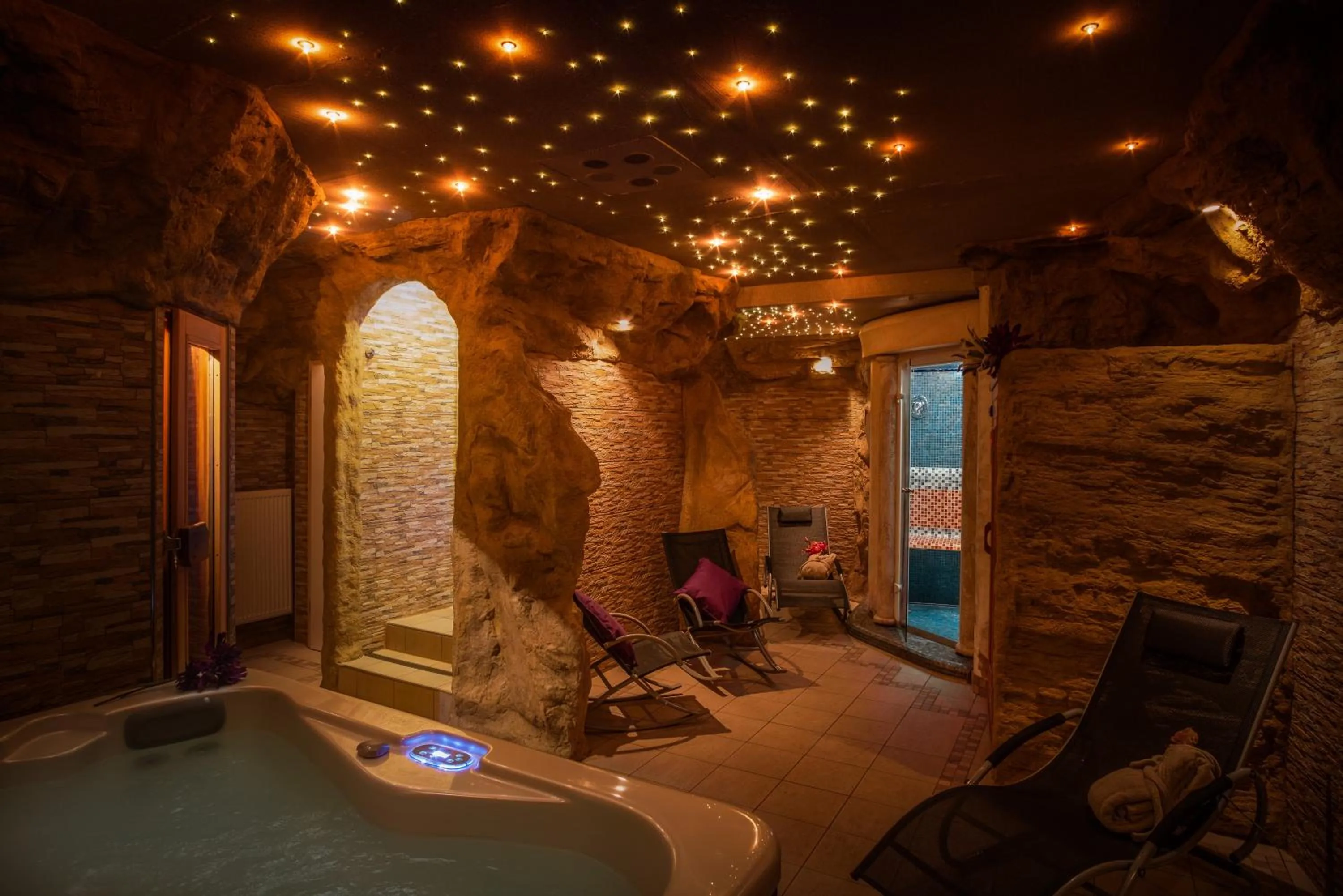 Hot Tub in Hotel Atrium Garni