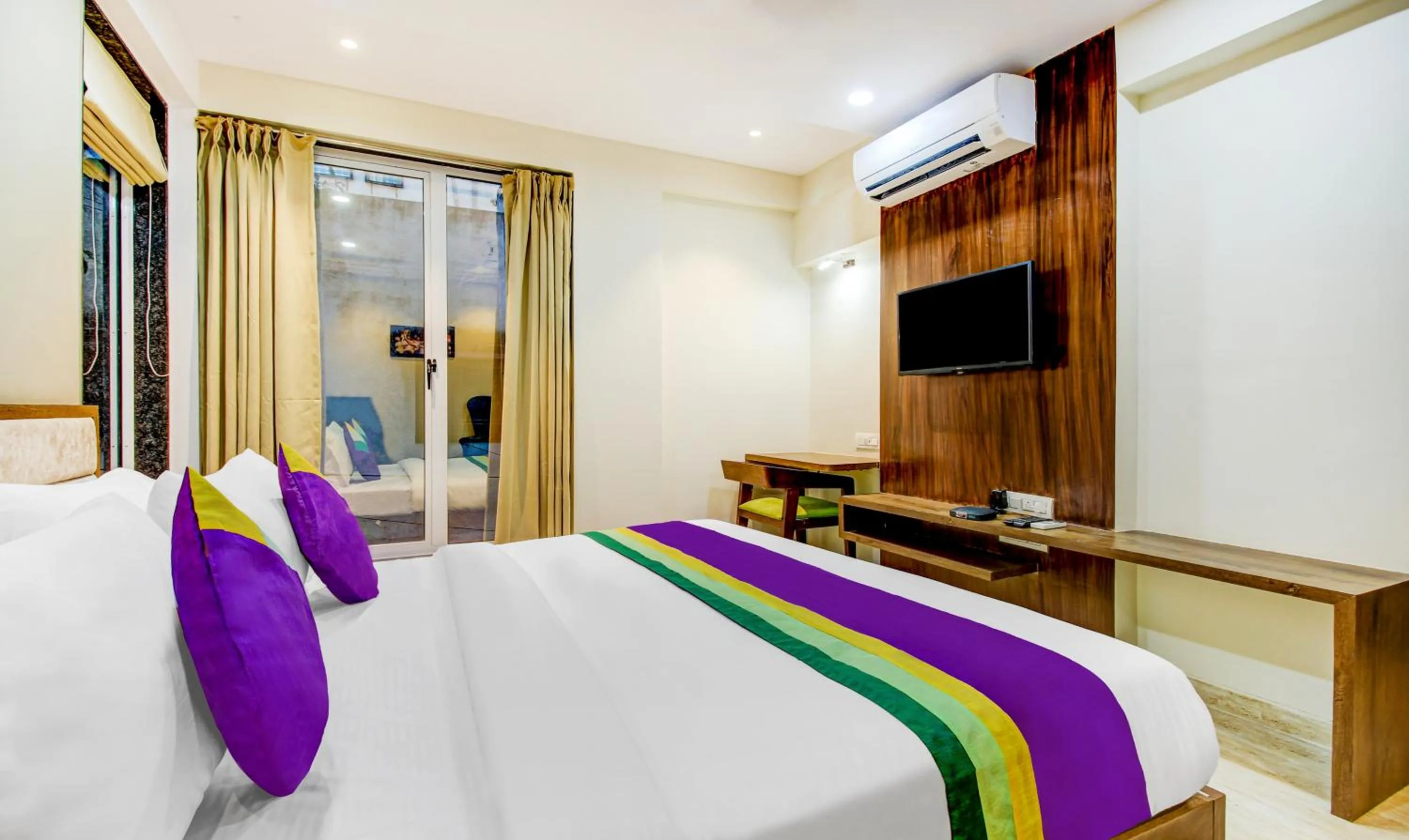 Bedroom, Bed in Treebo The Pavilion, Railway Station