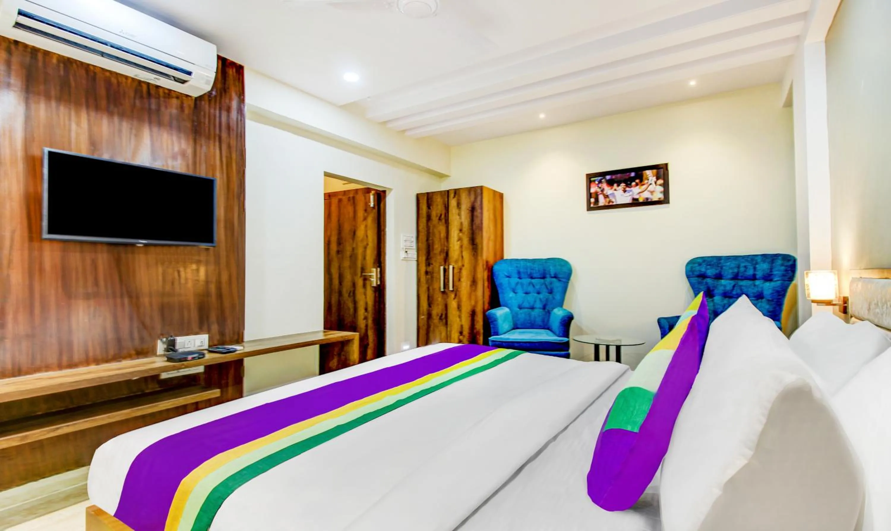 Bedroom, Bed in Treebo The Pavilion, Railway Station