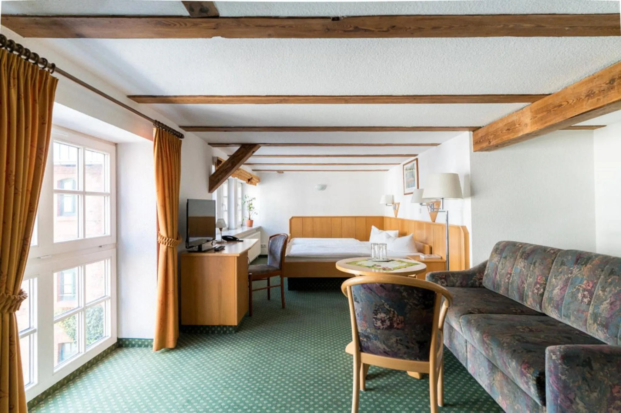 Living room, Bed in Hotel am Schloß