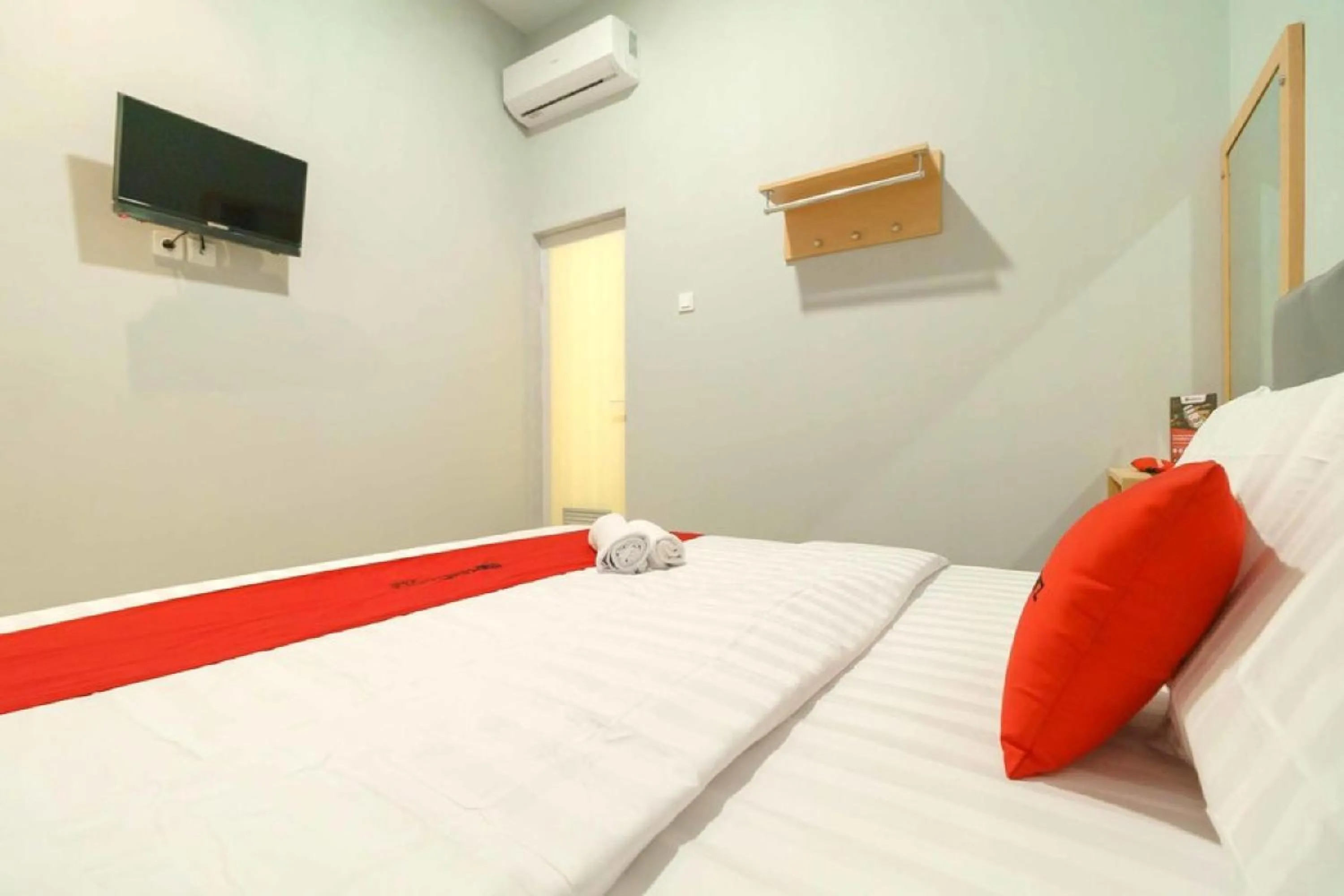 Bedroom, Bed in RedDoorz @ Helvetia Medan 2