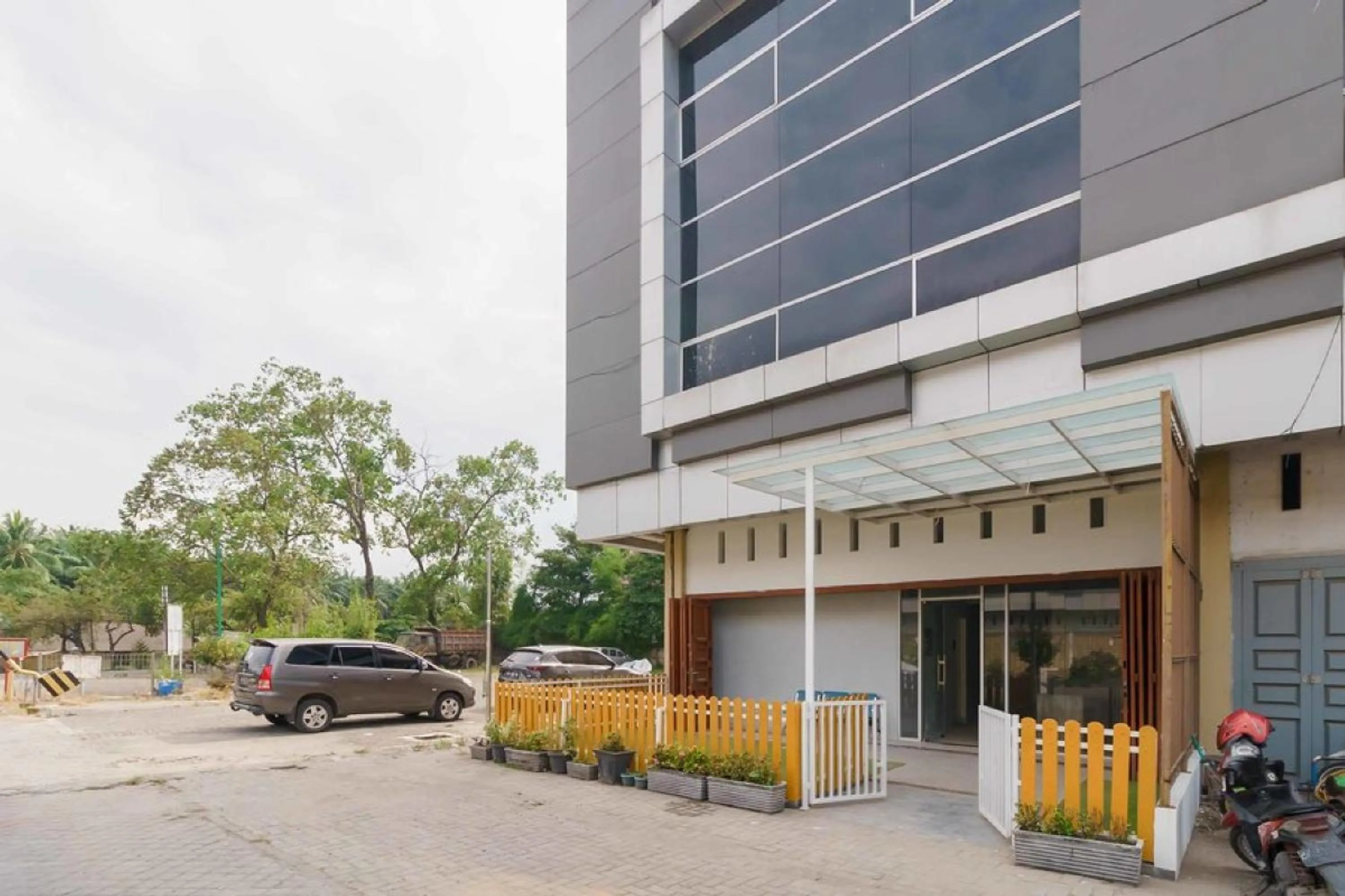 Facade/entrance in RedDoorz @ Helvetia Medan 2