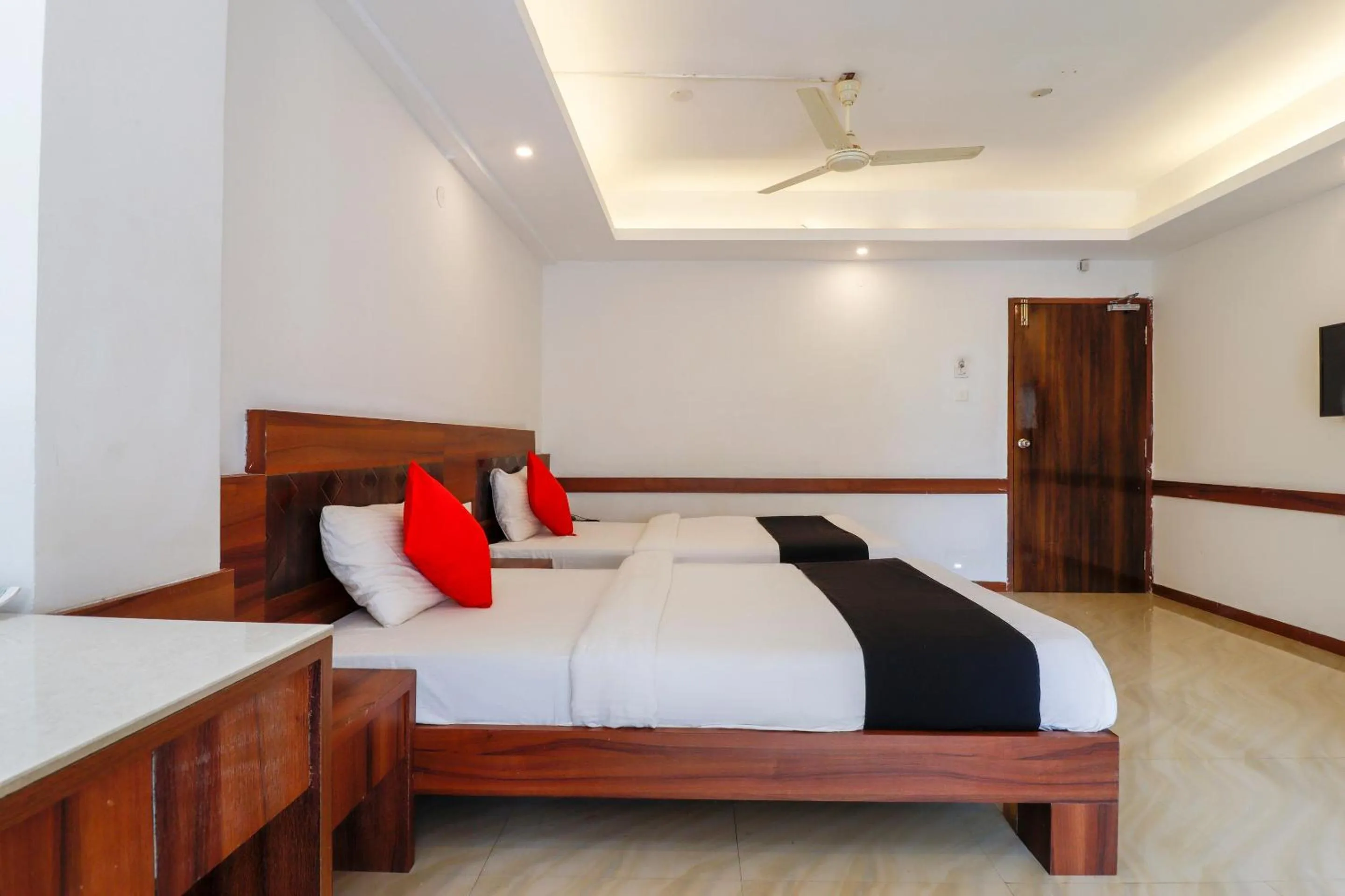 Bedroom, Bed in Capital O Sai Arya Residency
