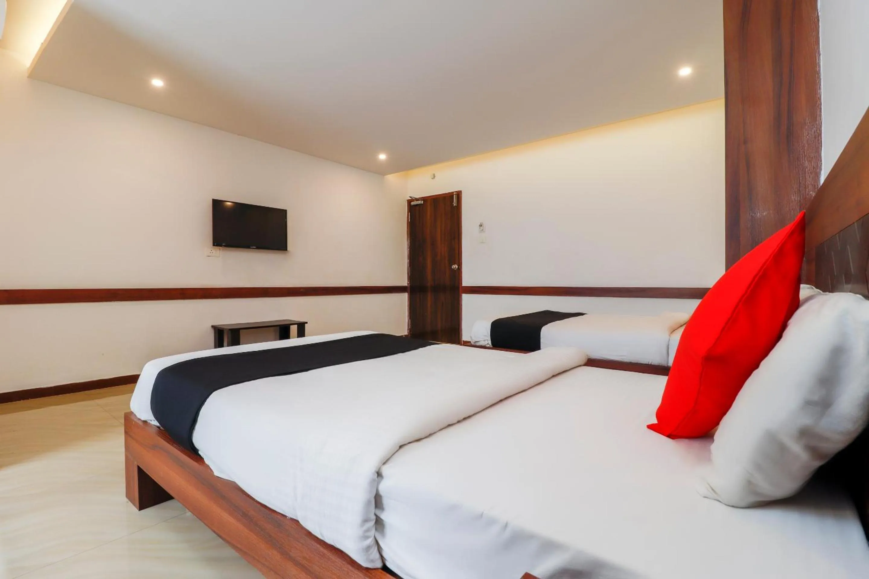 Bedroom, Bed in Capital O Sai Arya Residency