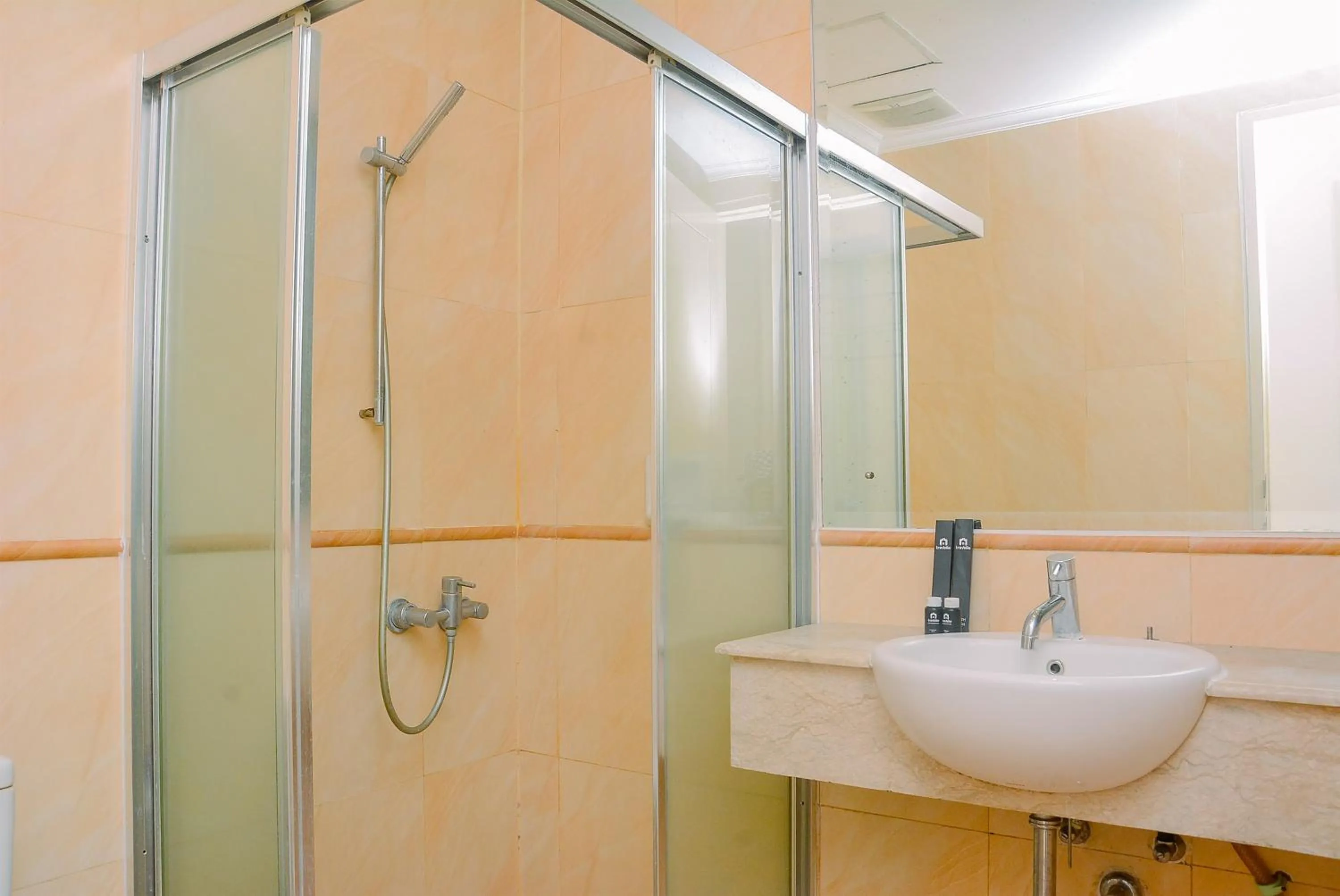 Bathroom in Strategic Location 2BR Apartment at FX Residence By Travelio