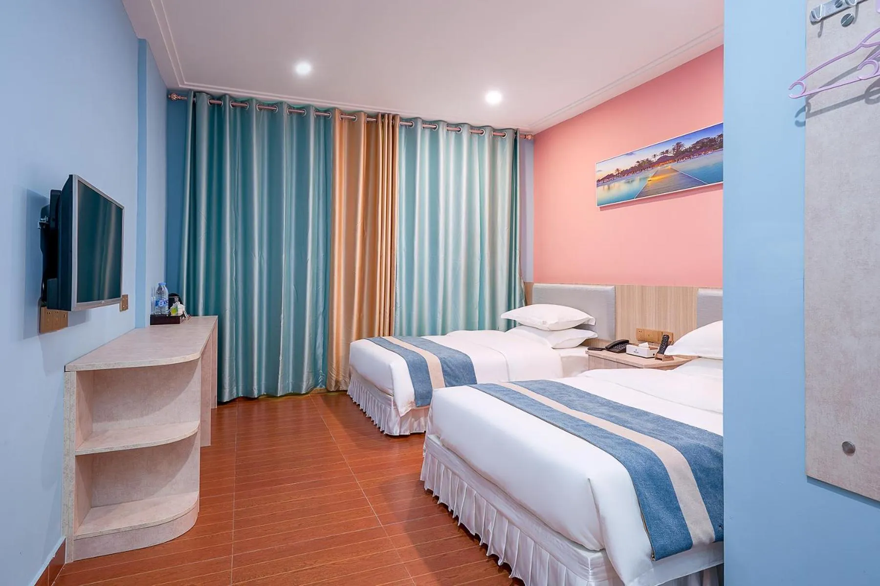 Communal lounge/ TV room in Frida Hotels Guangzhou Baiyun International airport