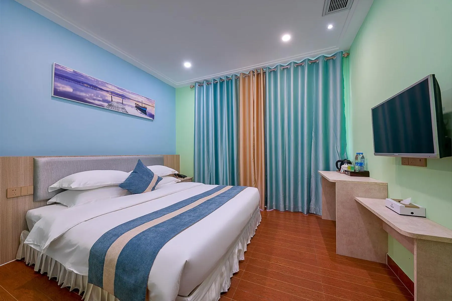 Communal lounge/ TV room in Frida Hotels Guangzhou Baiyun International airport