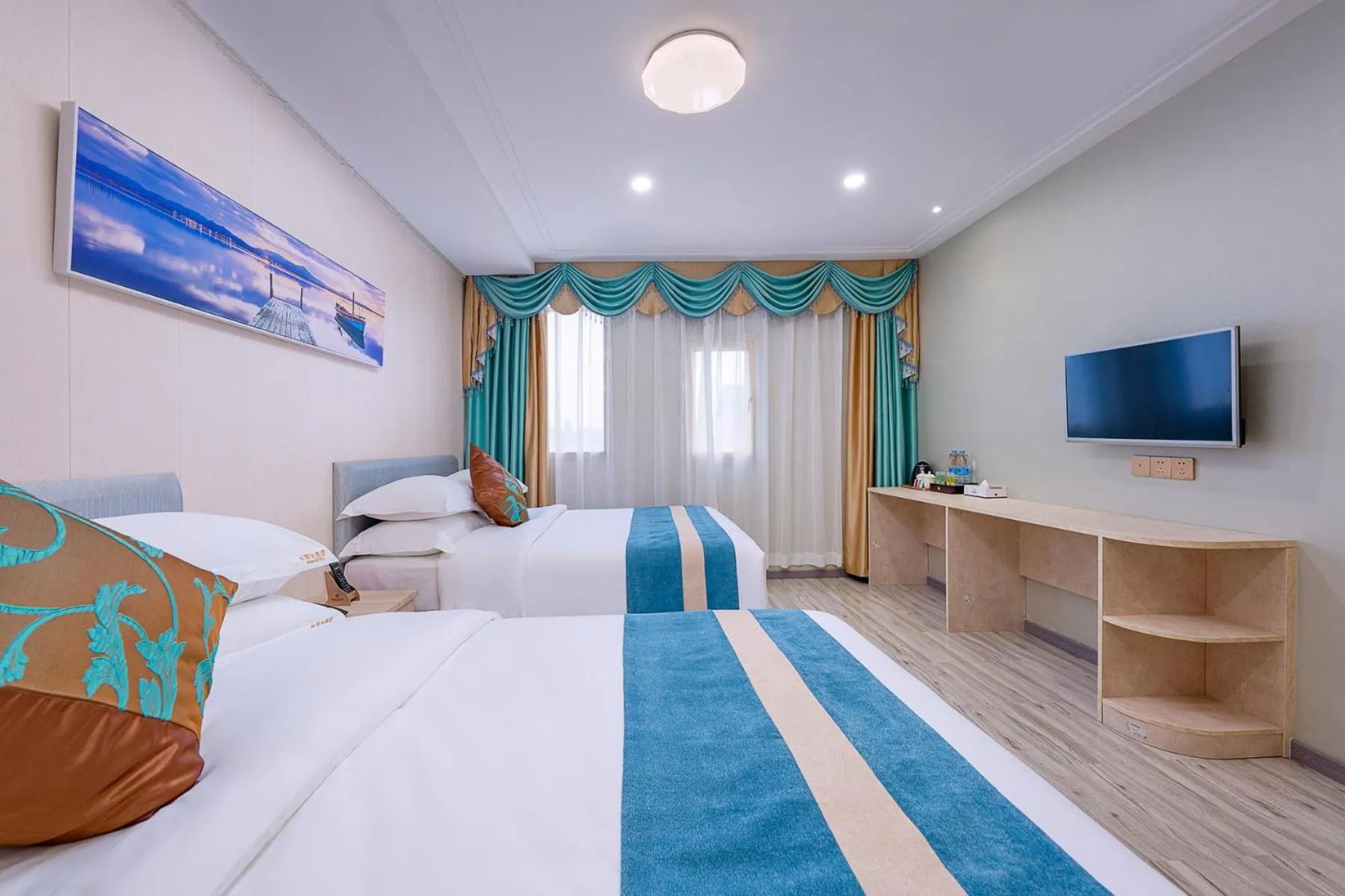 Communal lounge/ TV room in Frida Hotels Guangzhou Baiyun International airport