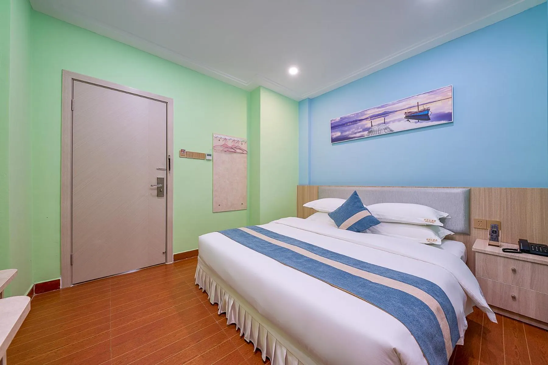 Bed in Frida Hotels Guangzhou Baiyun International airport