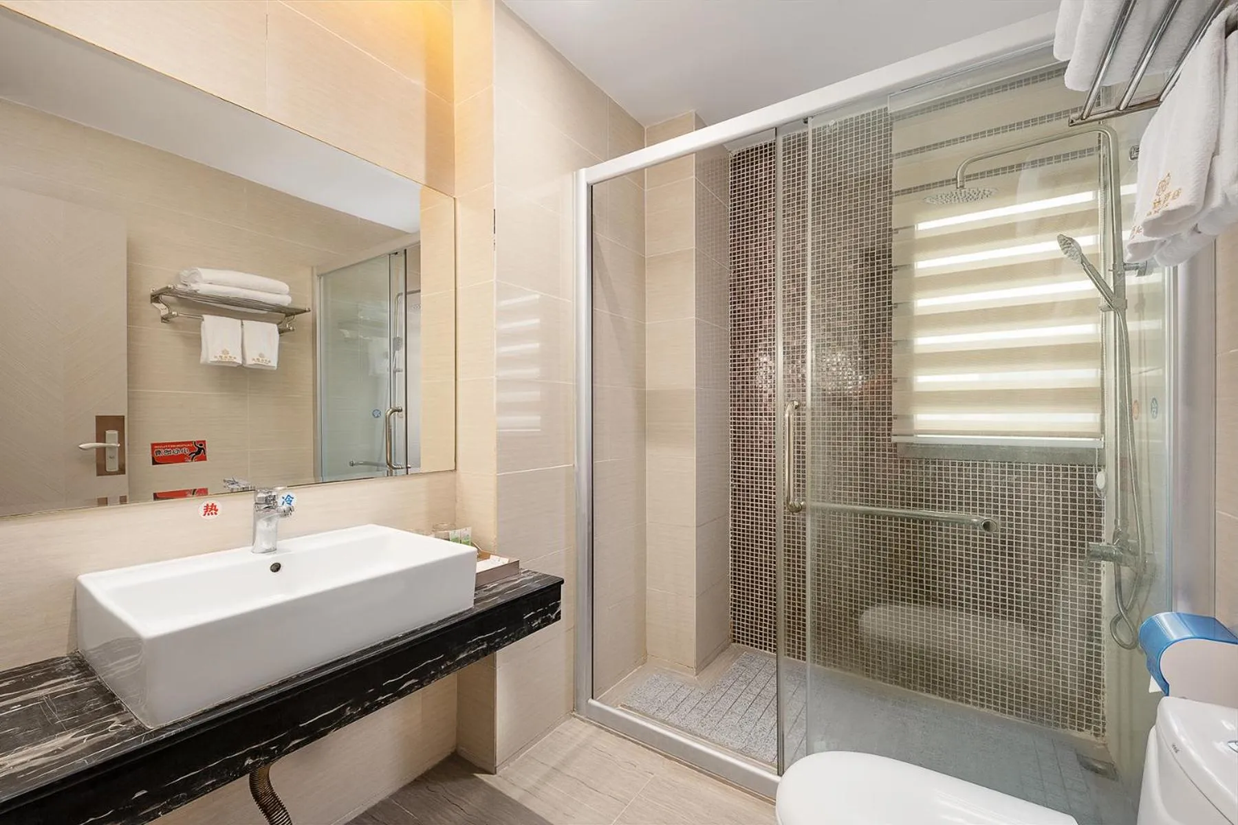 Shower in Frida Hotels Guangzhou Baiyun International airport