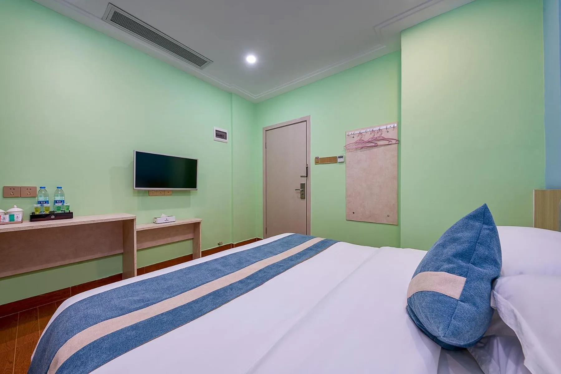 Communal lounge/ TV room in Frida Hotels Guangzhou Baiyun International airport