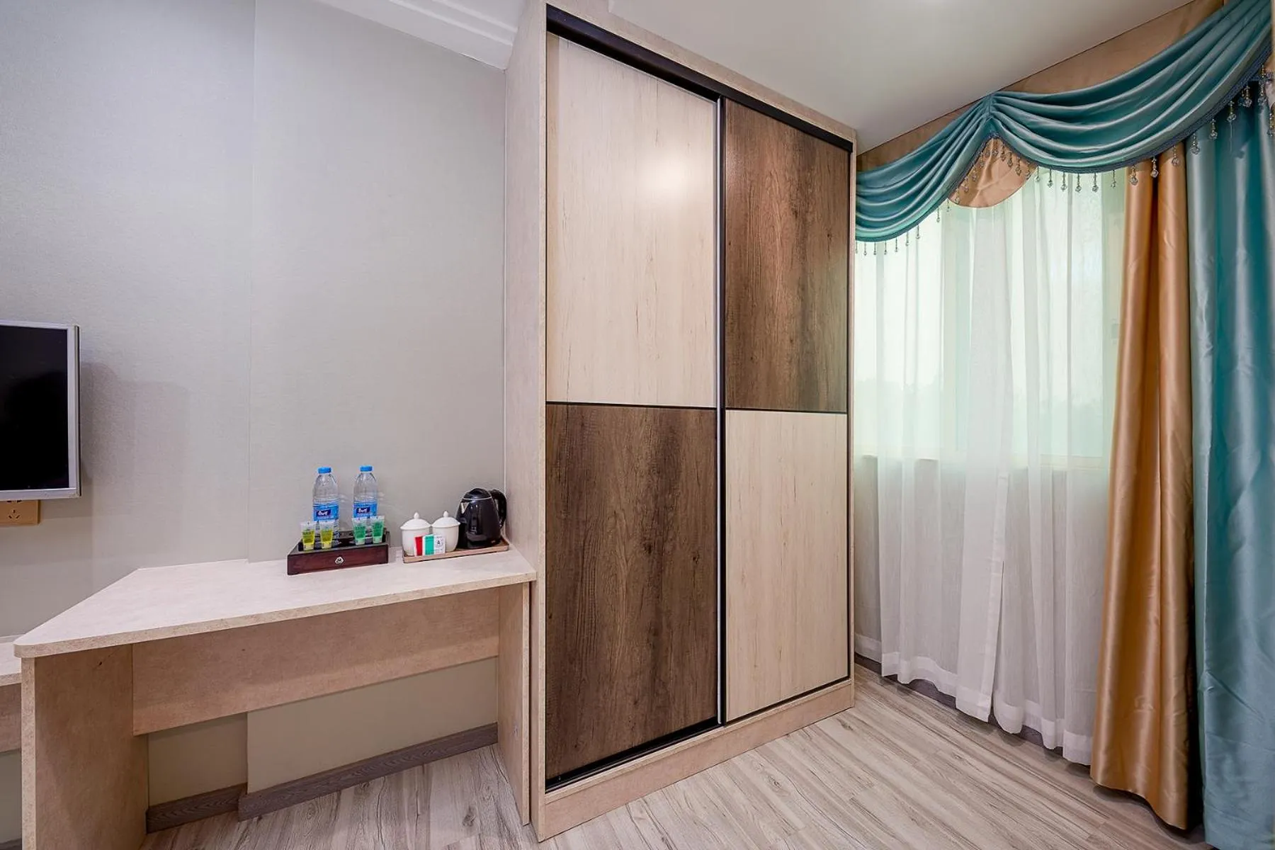 Communal lounge/ TV room in Frida Hotels Guangzhou Baiyun International airport