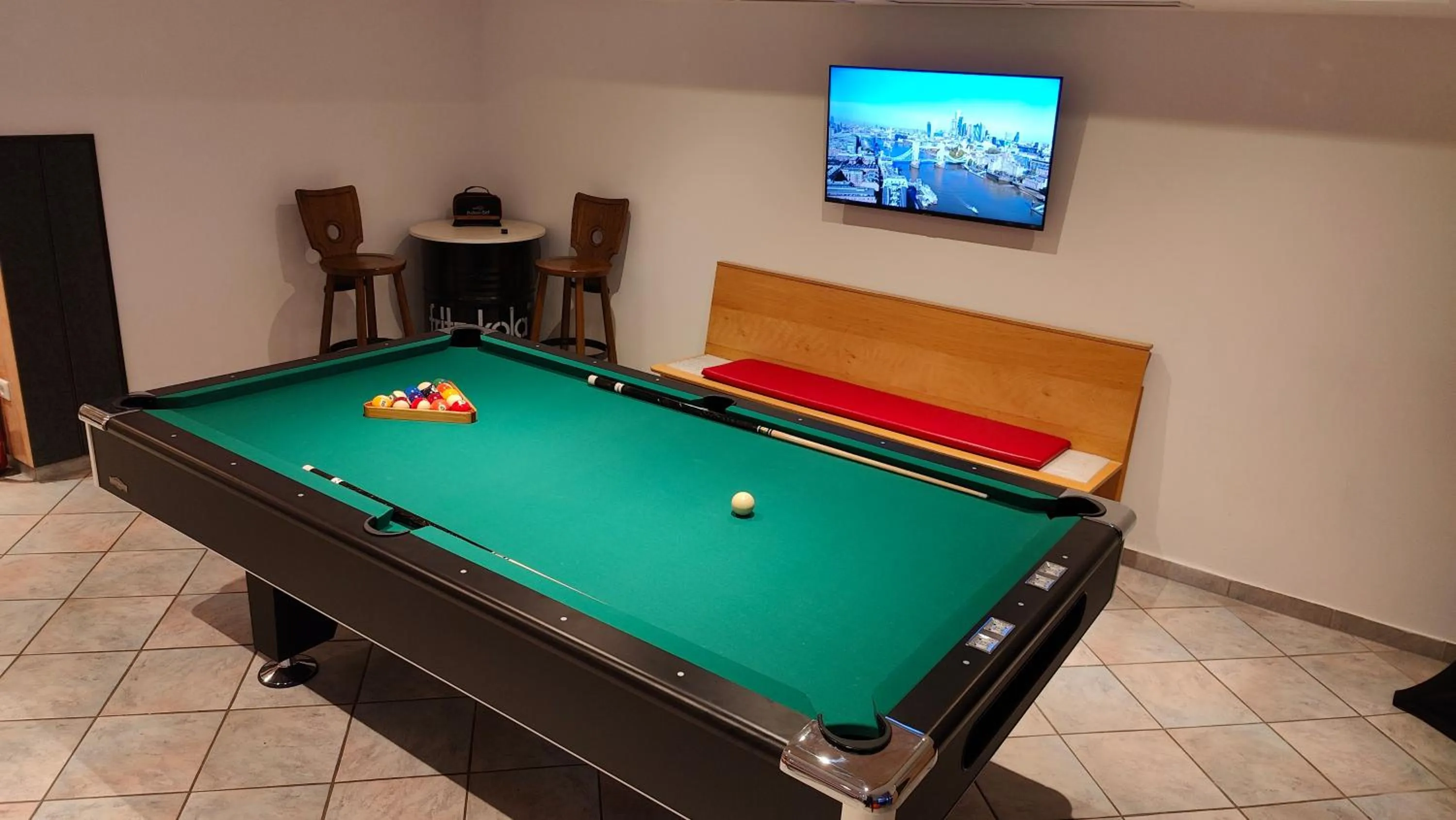 Communal lounge/ TV room in Hotel Hirsch