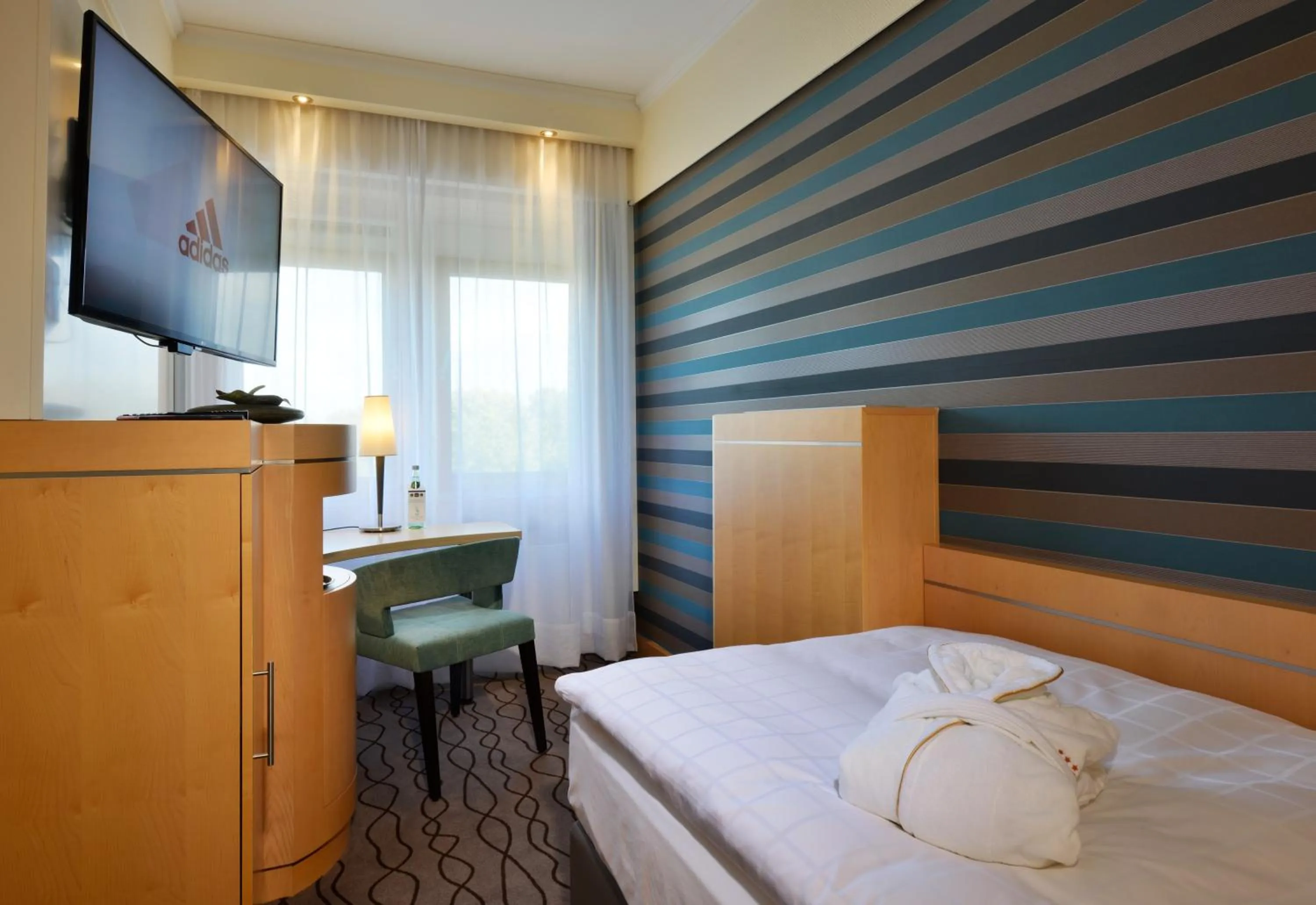 Photo of the whole room, Bed in Best Western Premier Parkhotel Kronsberg