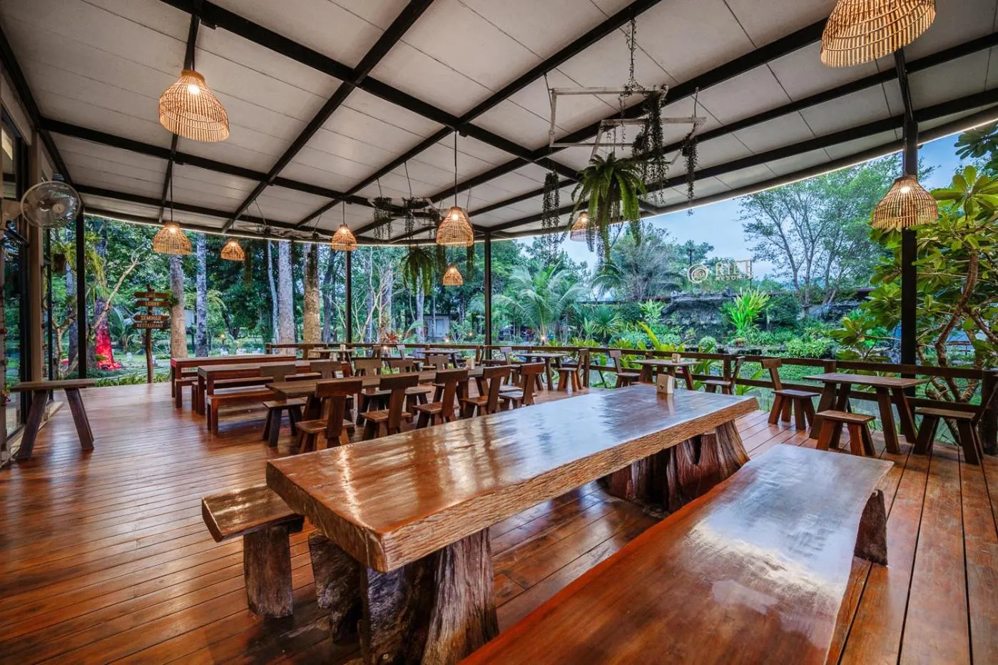 Restaurant/places to eat in At Rice Resort