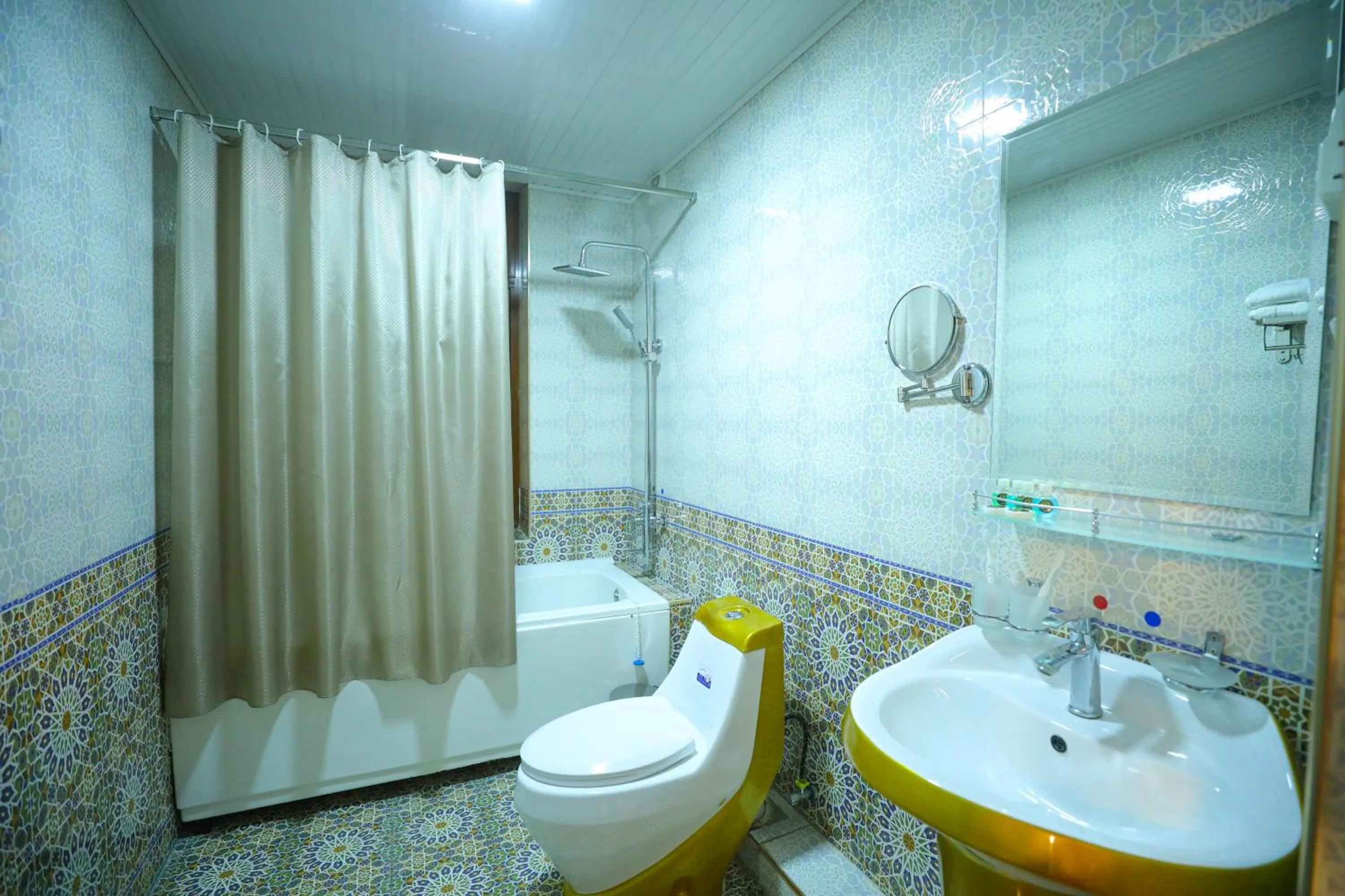 Shower in Dendi Plaza Hotel