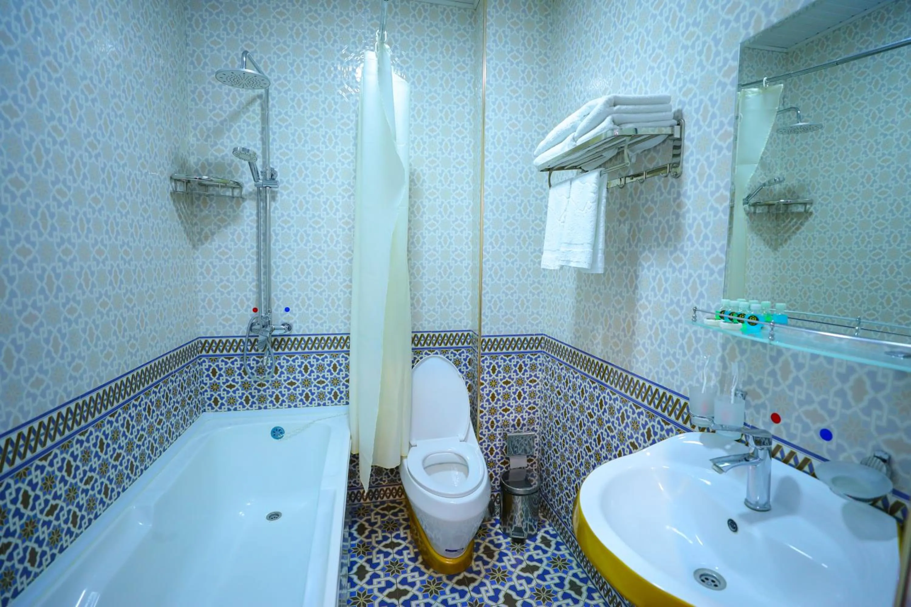 Shower in Dendi Plaza Hotel