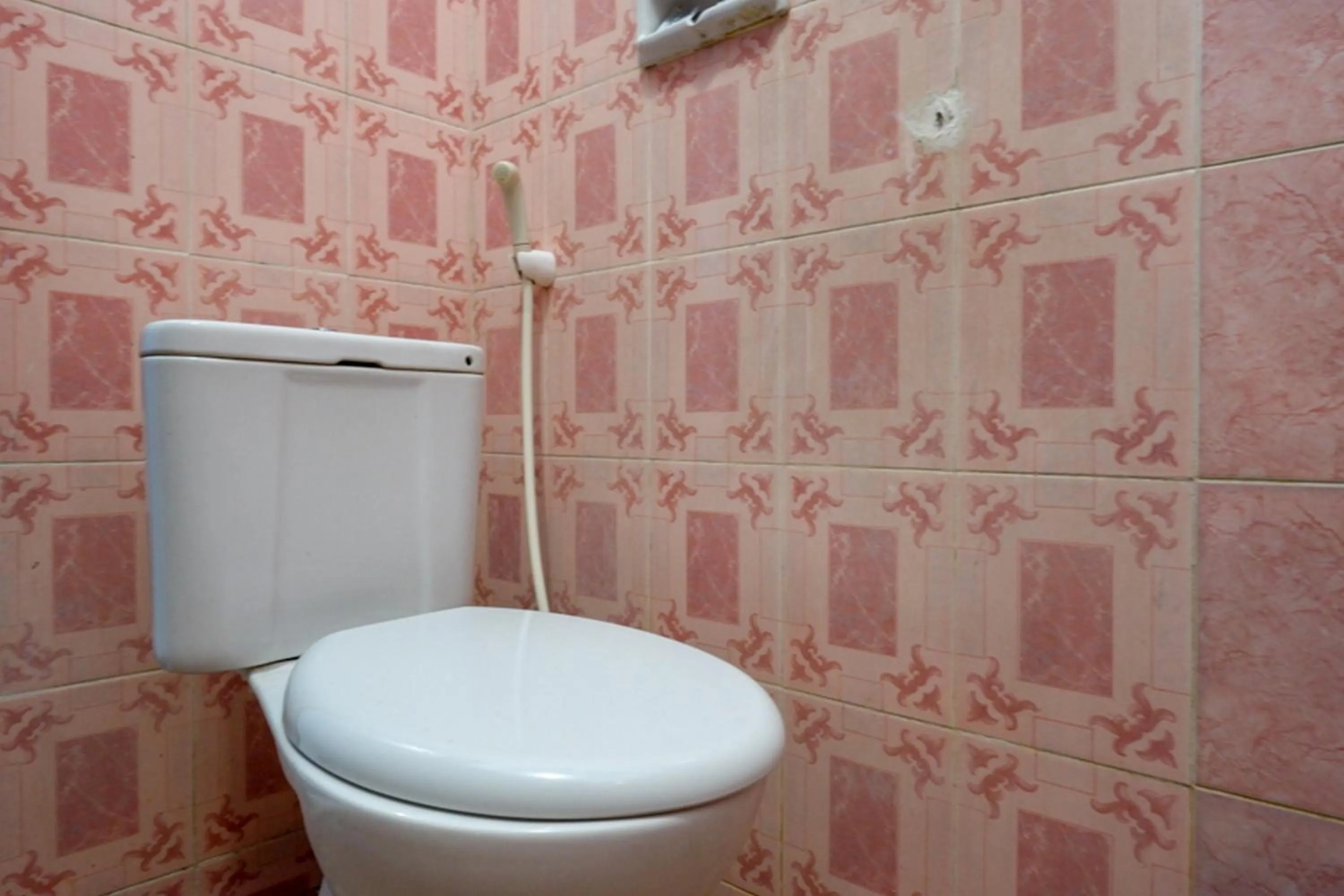 Bathroom in RedDoorz Plus Syariah near Stasiun Pekalongan 2