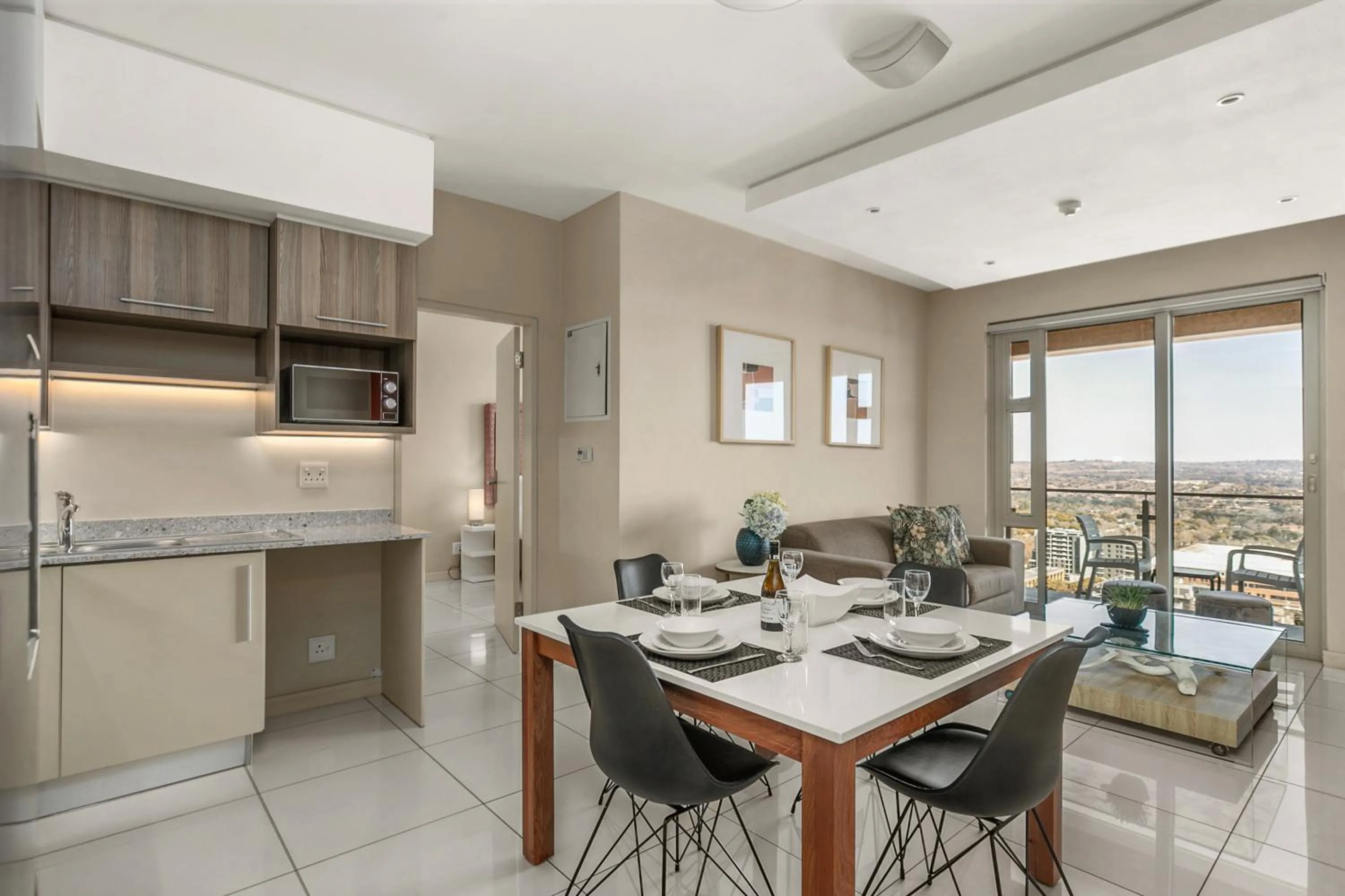 Dining area in Easy Stay - The Tyrwhitt Rosebank