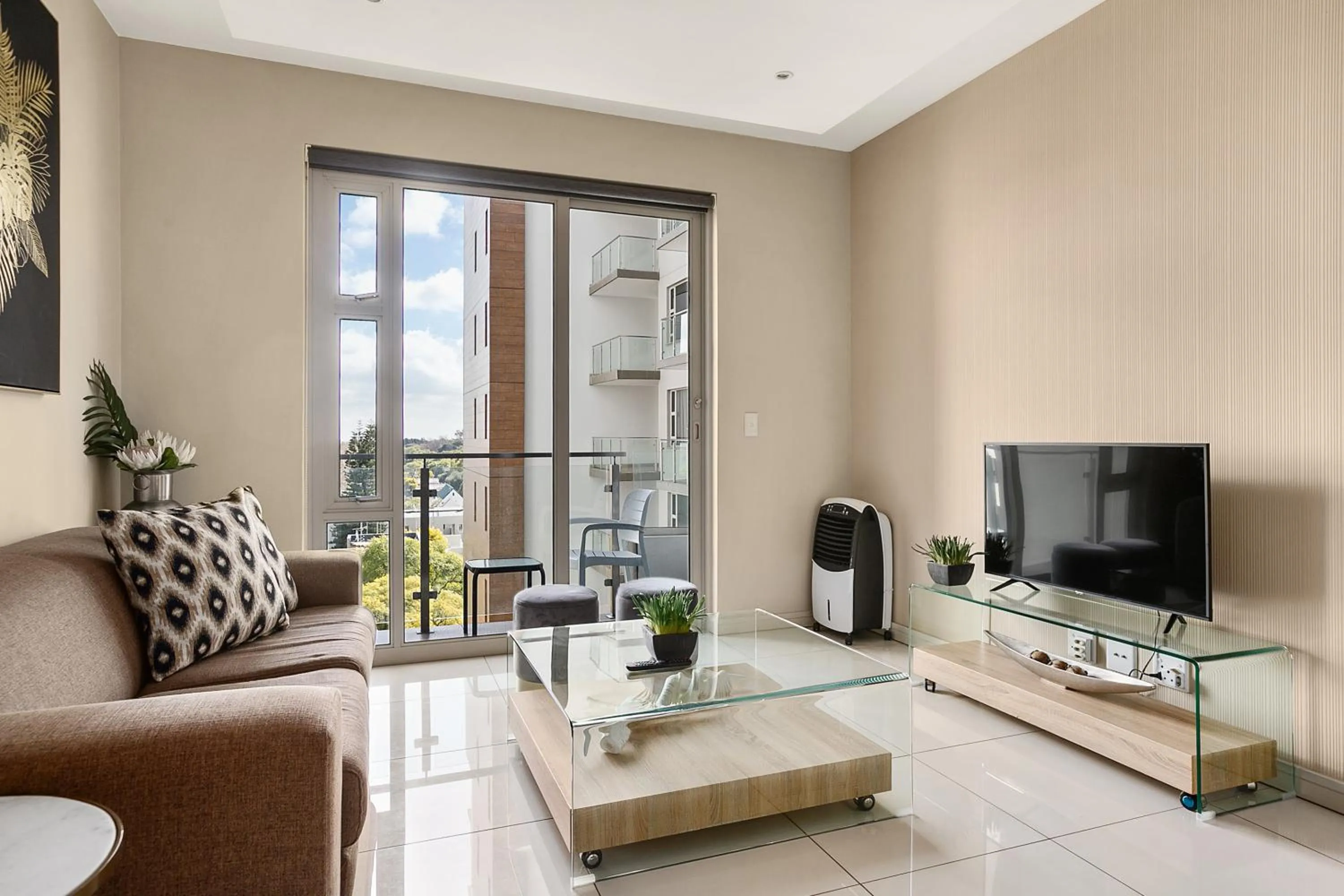TV and multimedia in Easy Stay - The Tyrwhitt Rosebank