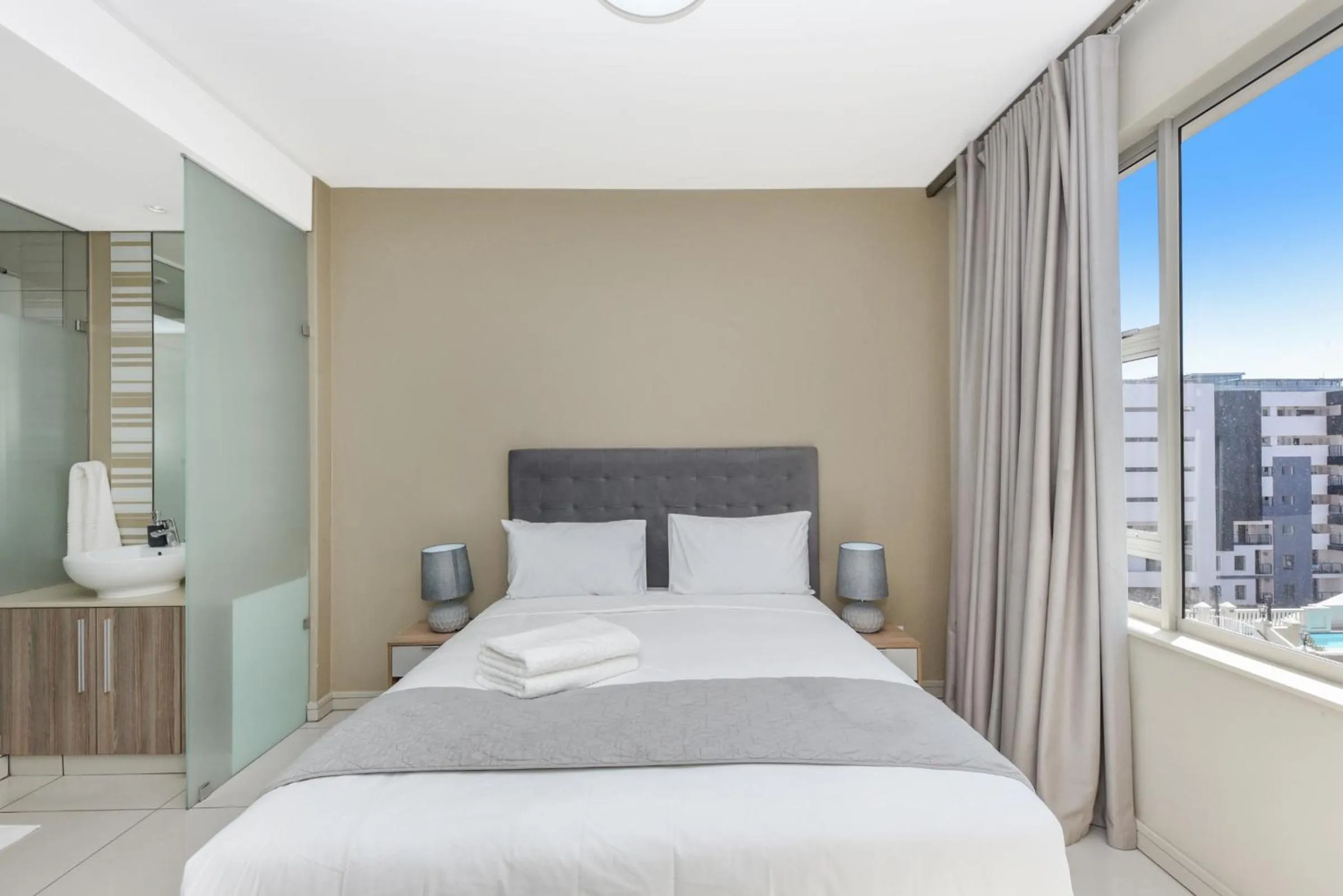 Bedroom, Bed in Easy Stay - The Tyrwhitt Rosebank