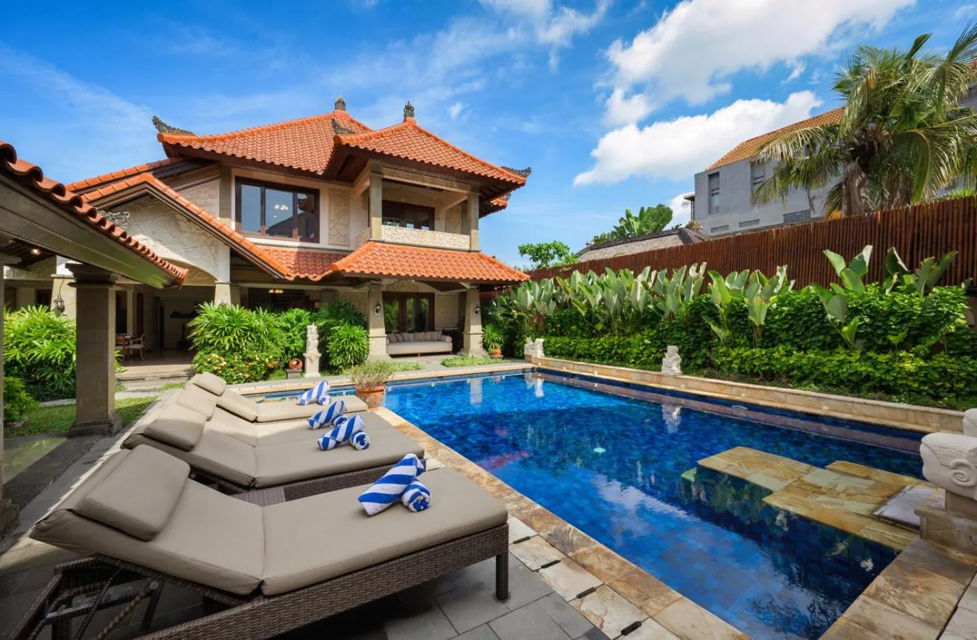 Swimming pool in Villa Deh Simba at Oberoi