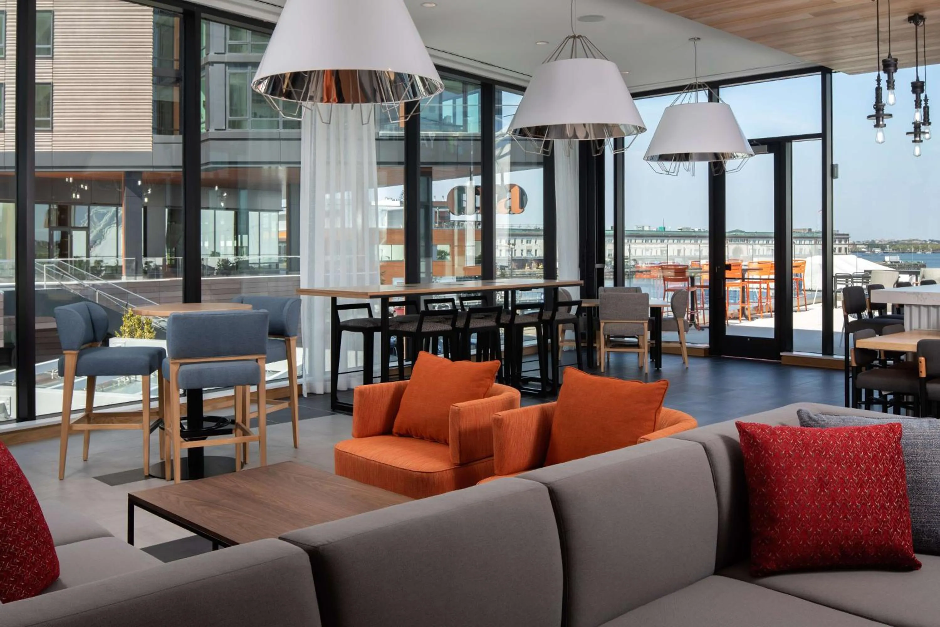 Lounge or bar in Hyatt Place Boston/Seaport District