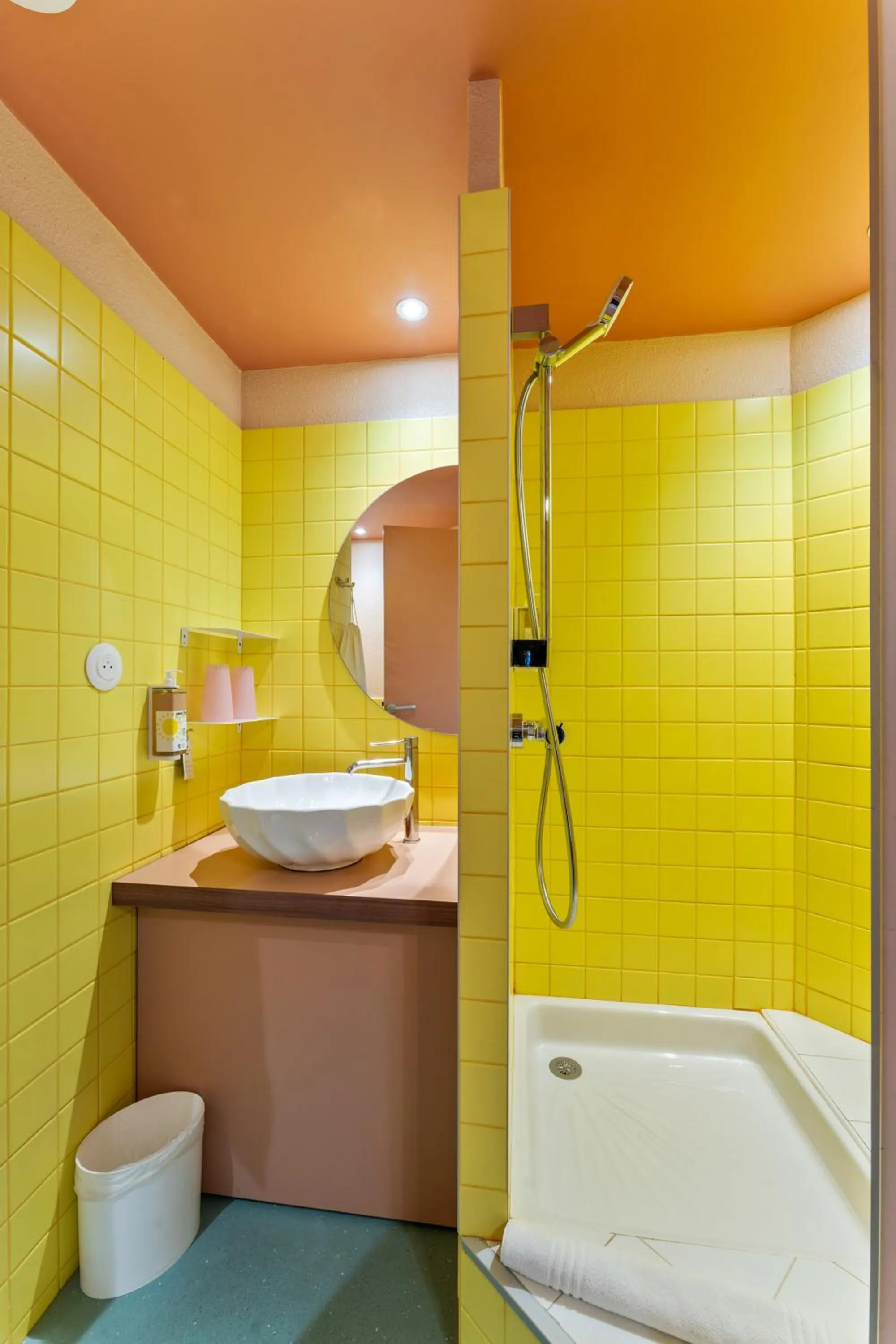 Bathroom in greet hôtel Pont du Gard - Route d'Avignon