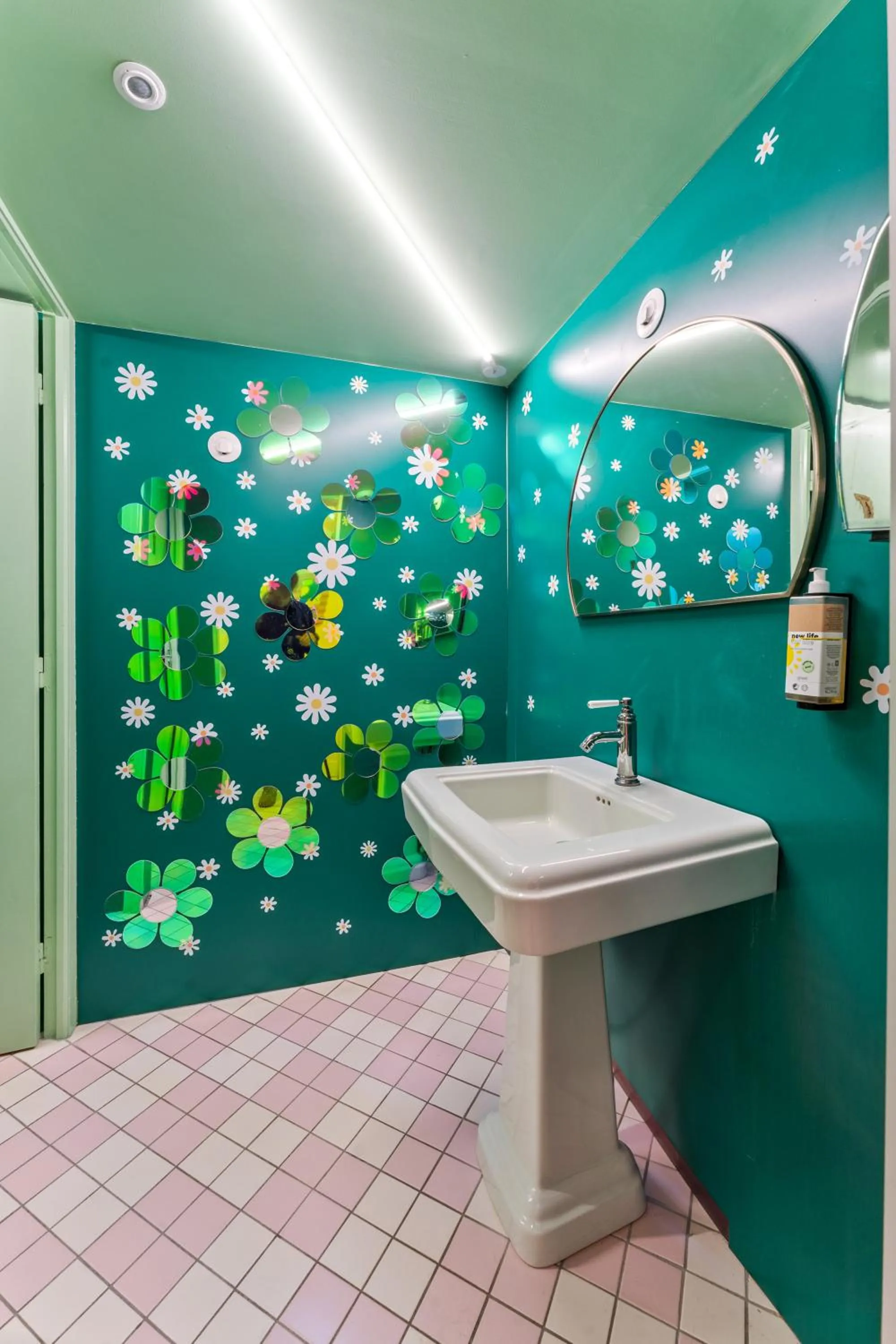 Toilet in greet hôtel Pont du Gard - Route d'Avignon