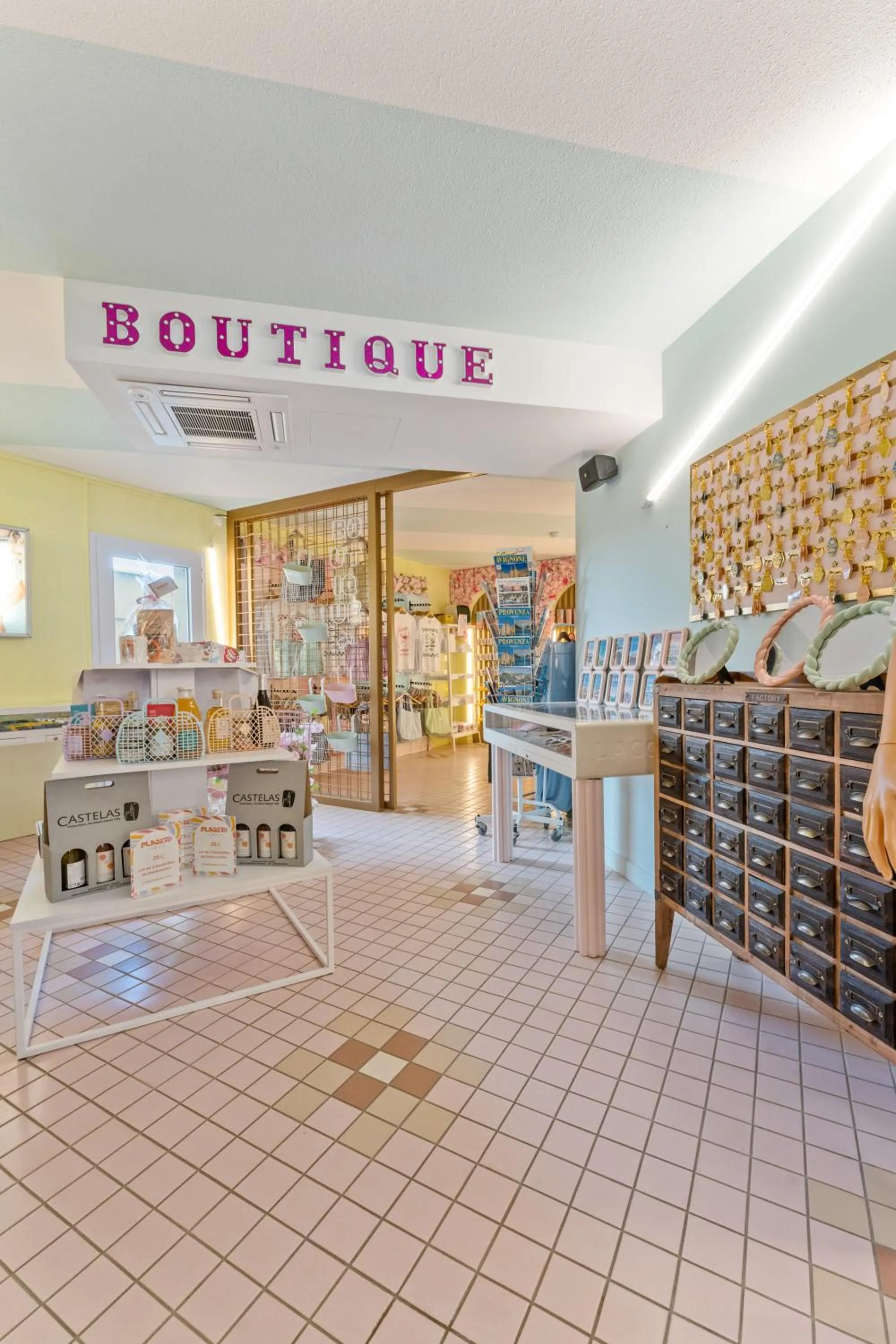 On-site shops in greet hôtel Pont du Gard - Route d'Avignon