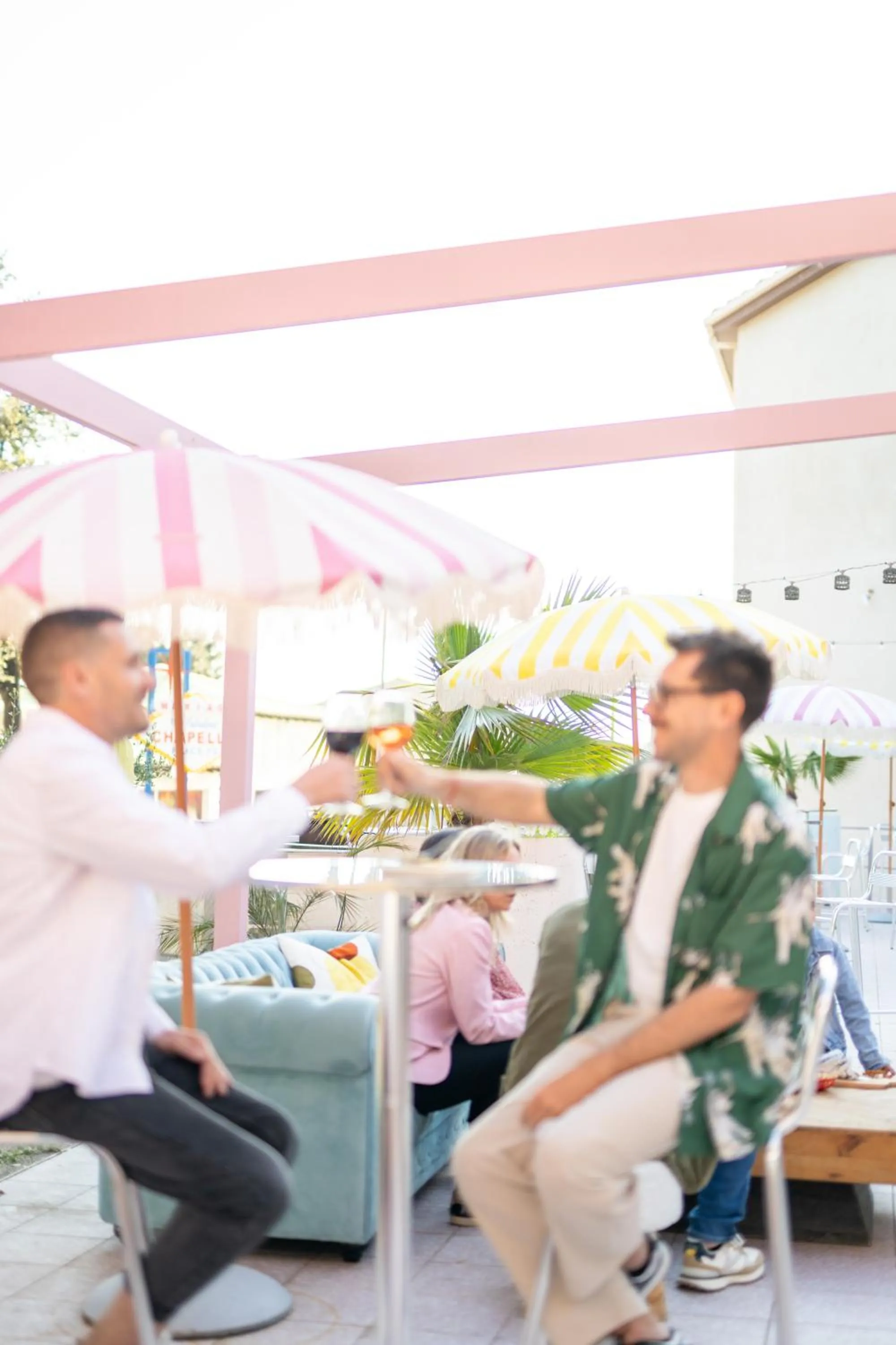 Guests in greet hôtel Pont du Gard - Route d'Avignon